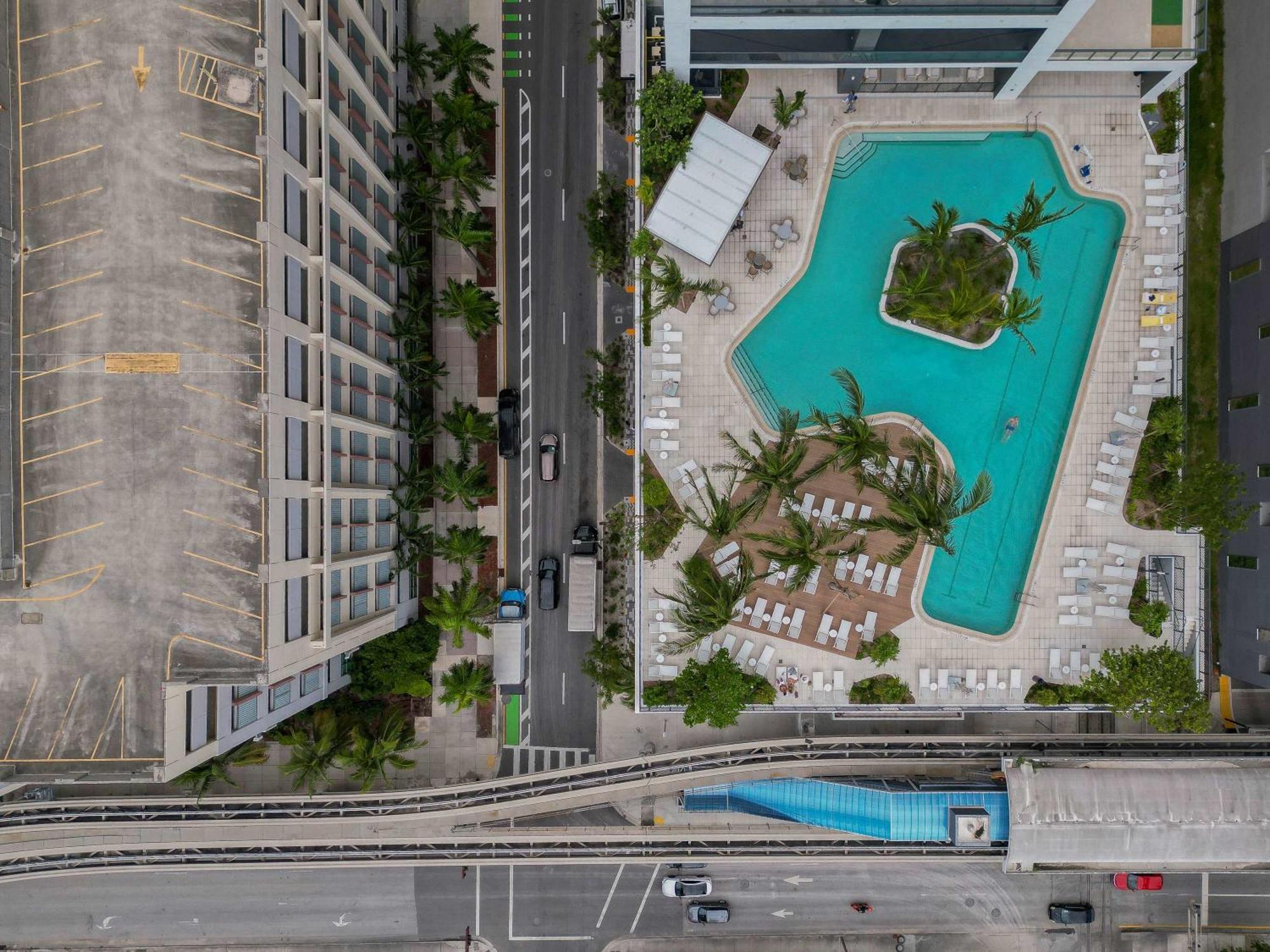 Orange Crush - Resort-style Amenities & Location Apartment *