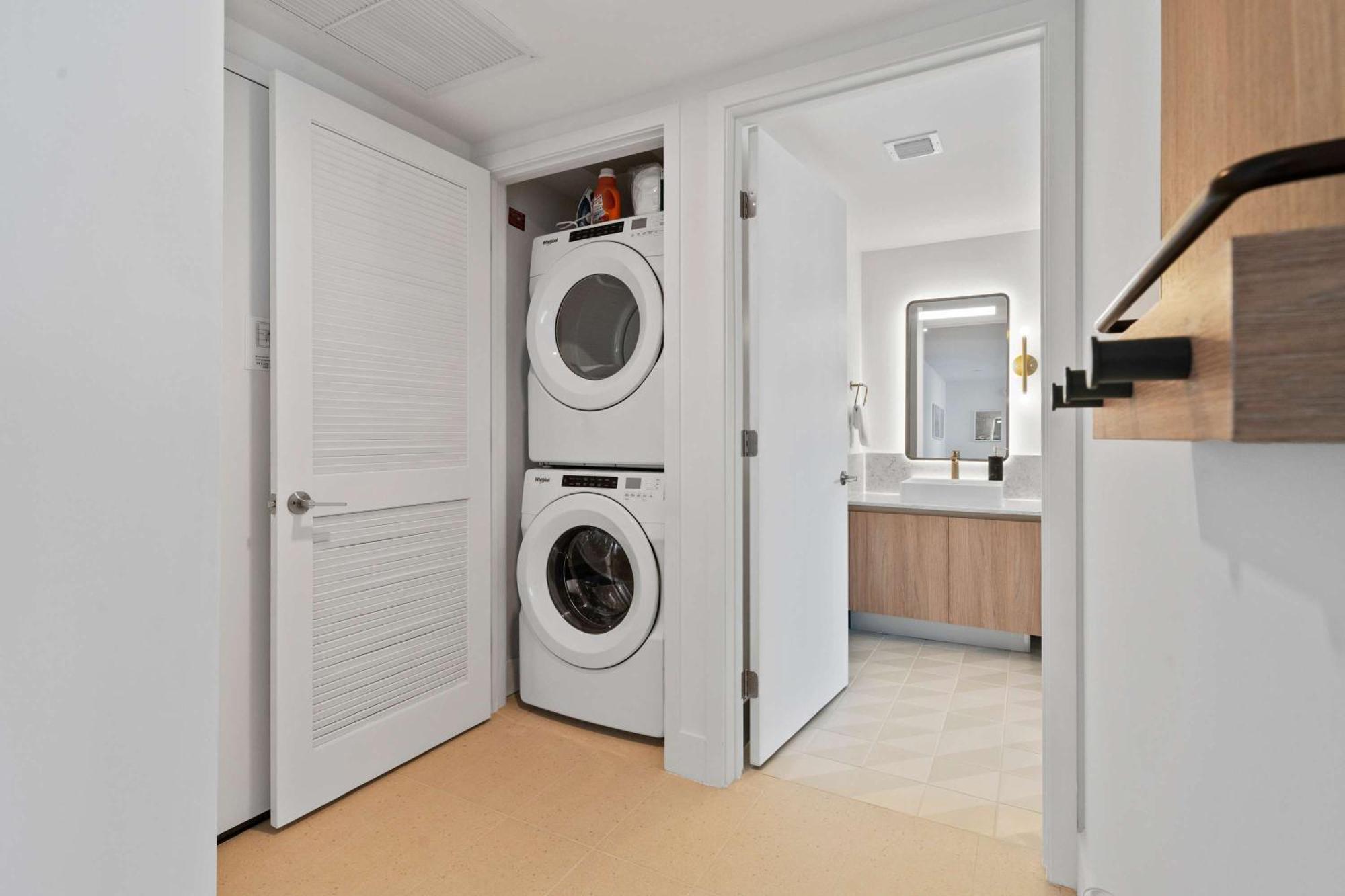 Orange Crush - Resort-style Amenities & Location Apartment