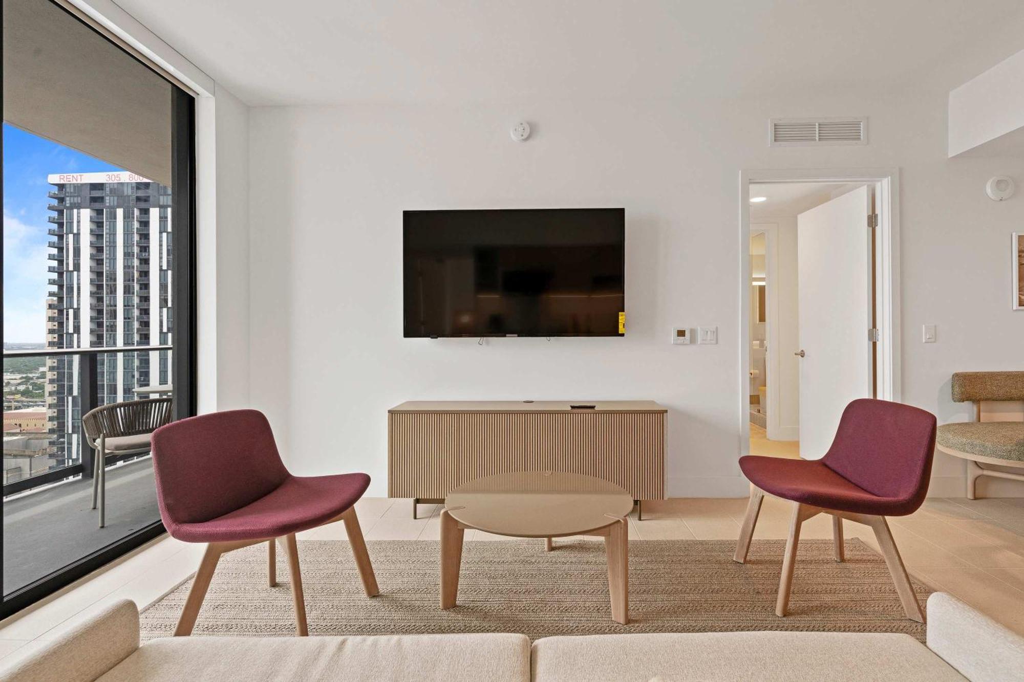 Orange Crush - Resort-style Amenities & Location Apartment *