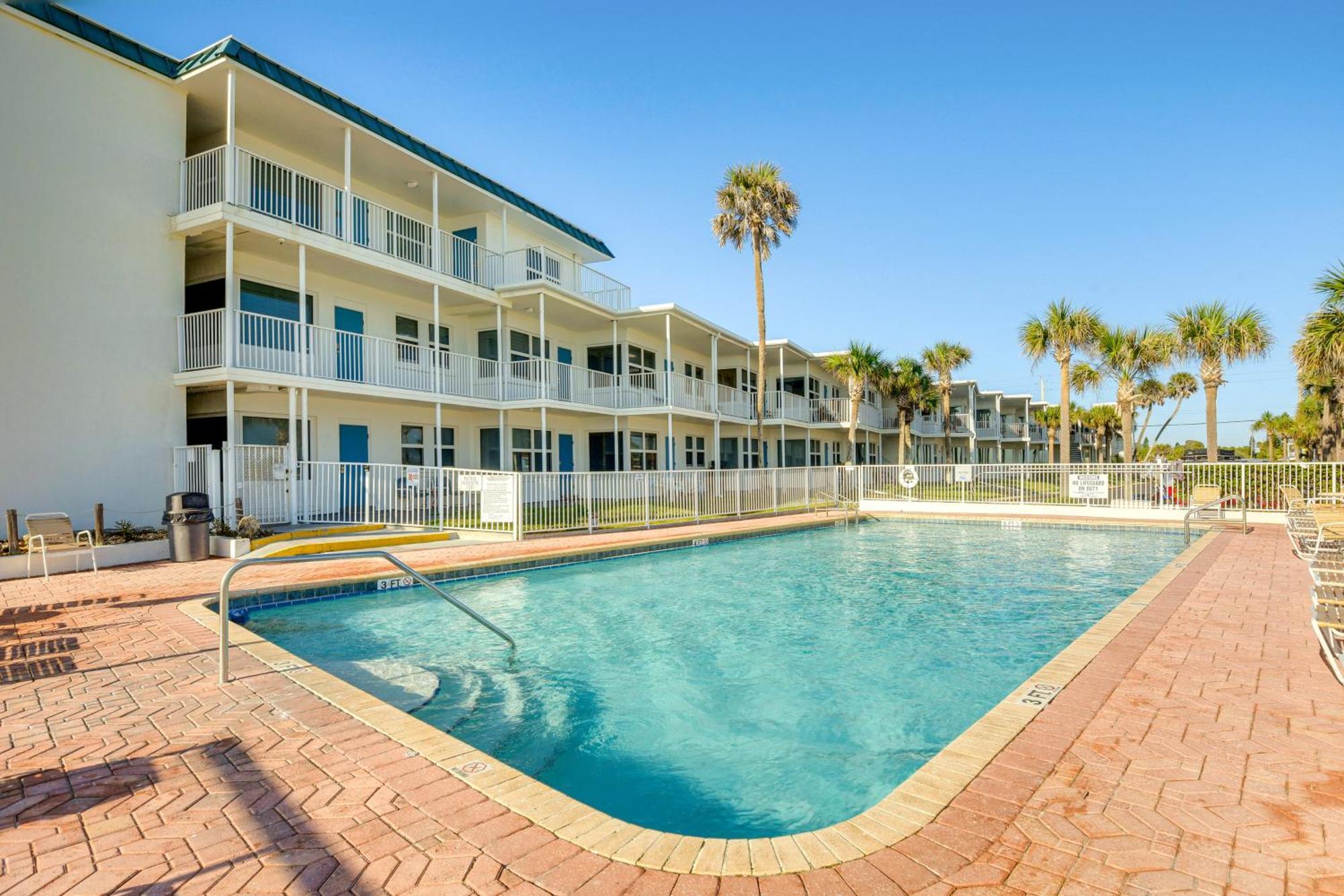 Apartment Daytona With Balcony 5 Mi To Speedway! Daytona Beach