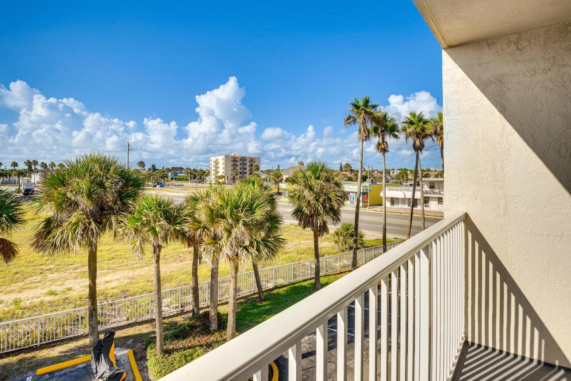 Daytona With Balcony 5 Mi To Speedway!