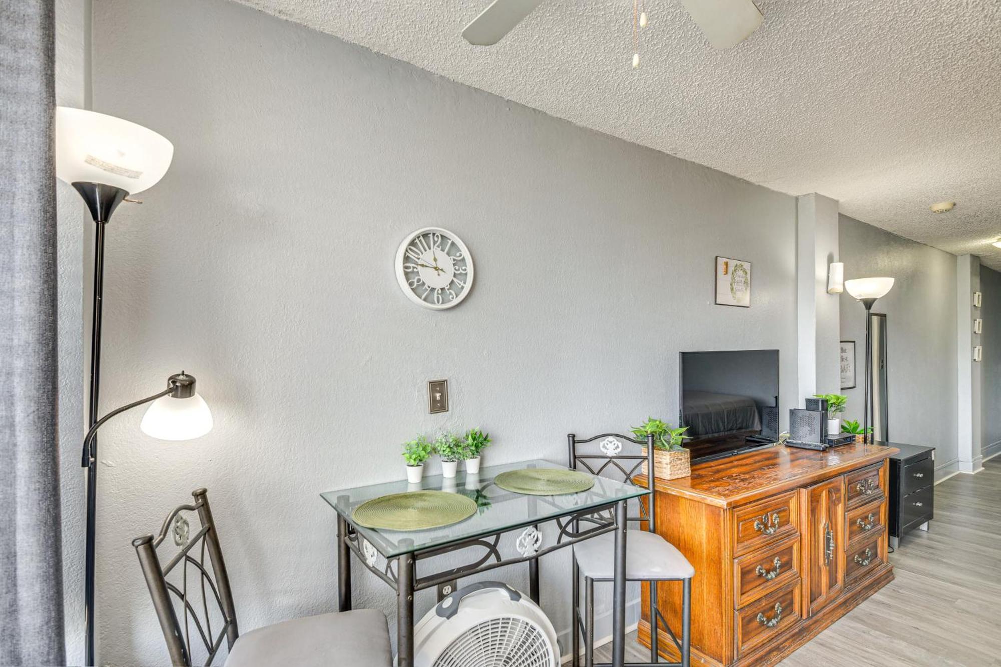 Apartment Daytona With Balcony 5 Mi To Speedway! Daytona Beach