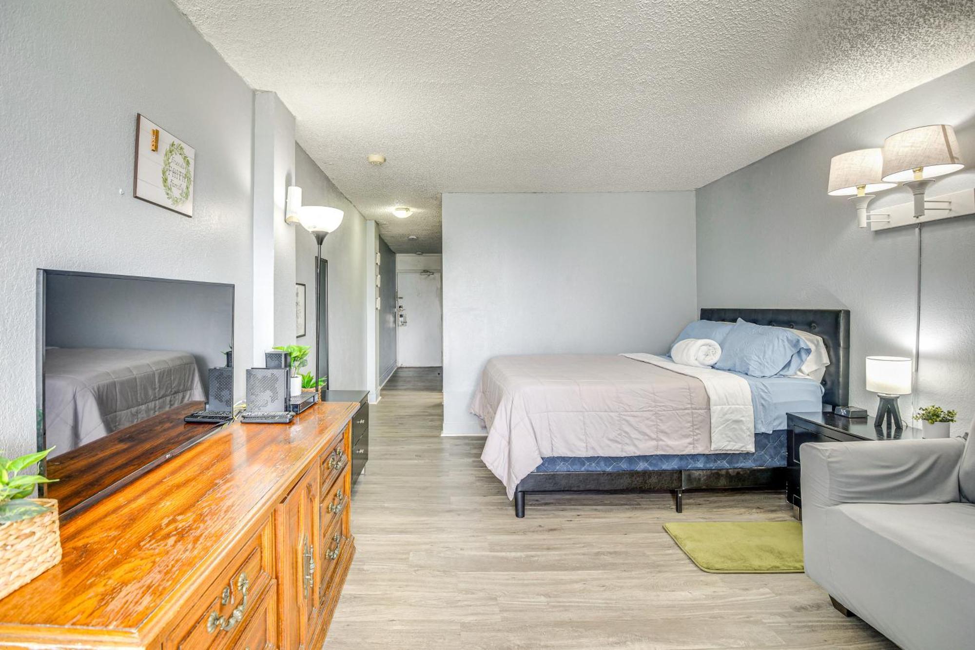 Daytona With Balcony 5 Mi To Speedway! Apartment *