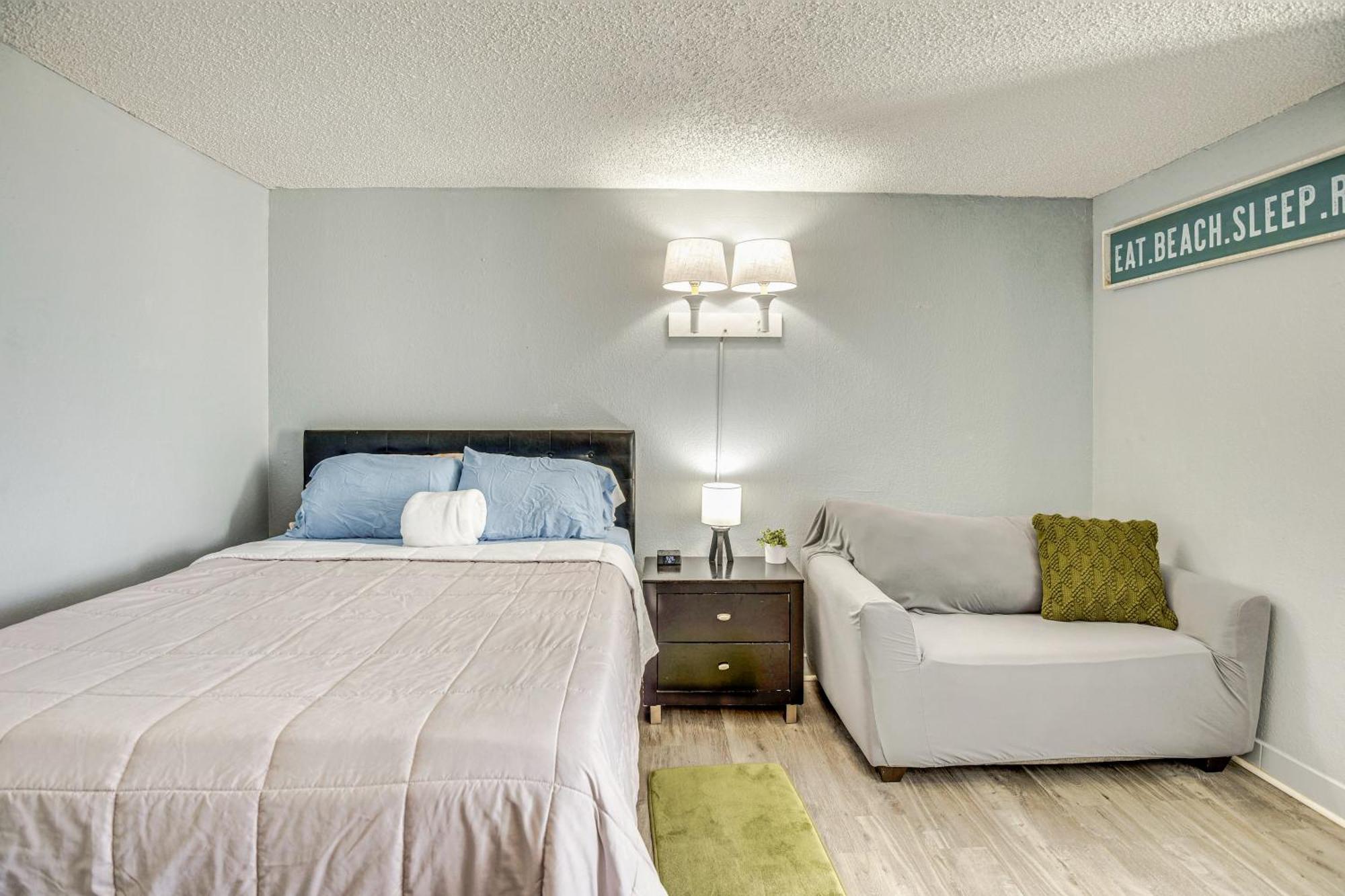 Apartment Daytona With Balcony 5 Mi To Speedway! Daytona Beach