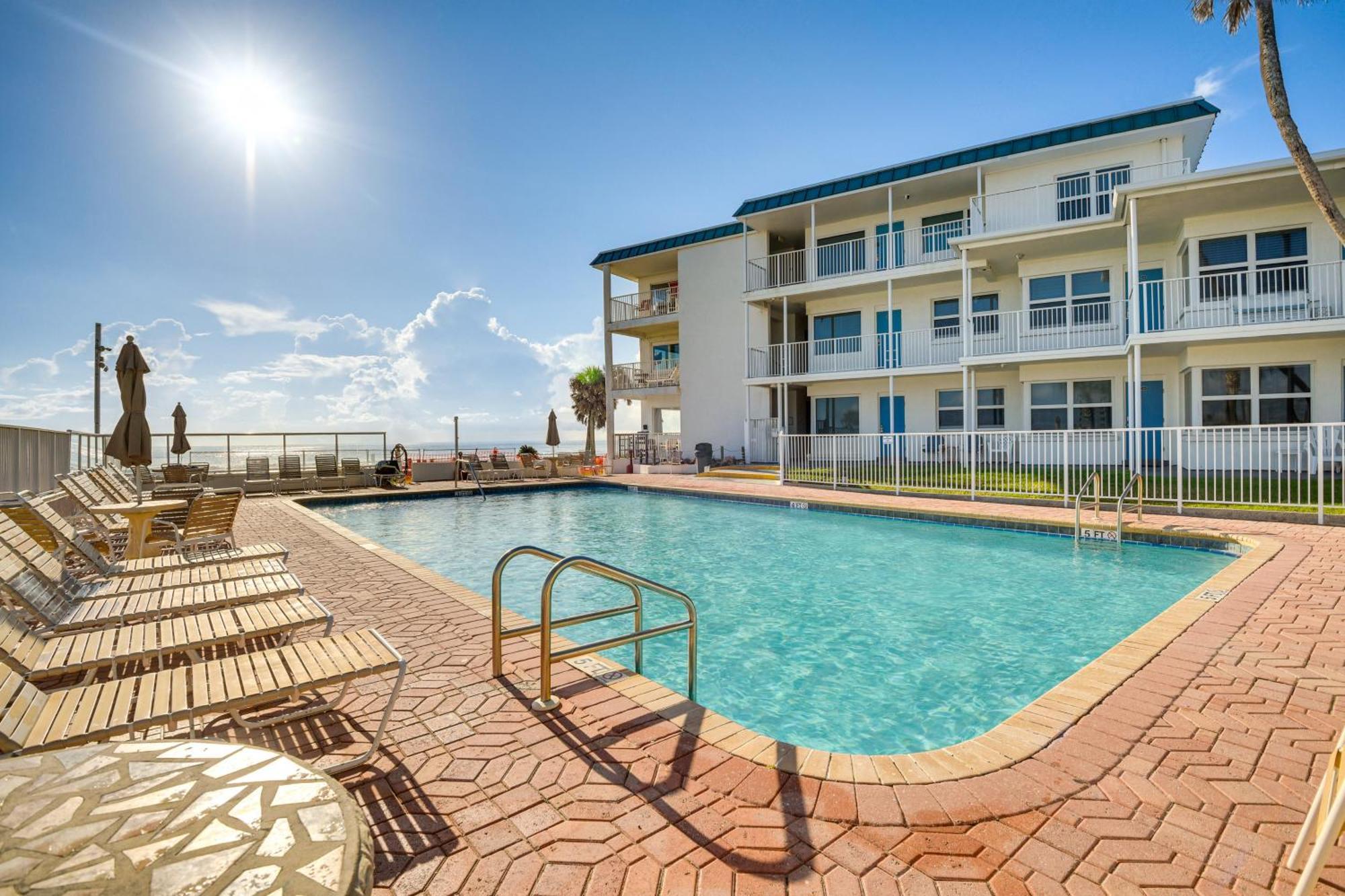 Daytona With Balcony 5 Mi To Speedway! Apartment