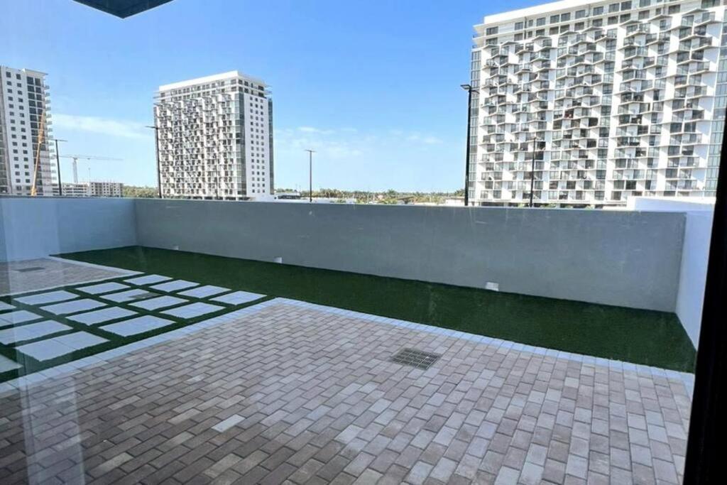 Comfortable In Downtown Doral Apartment *