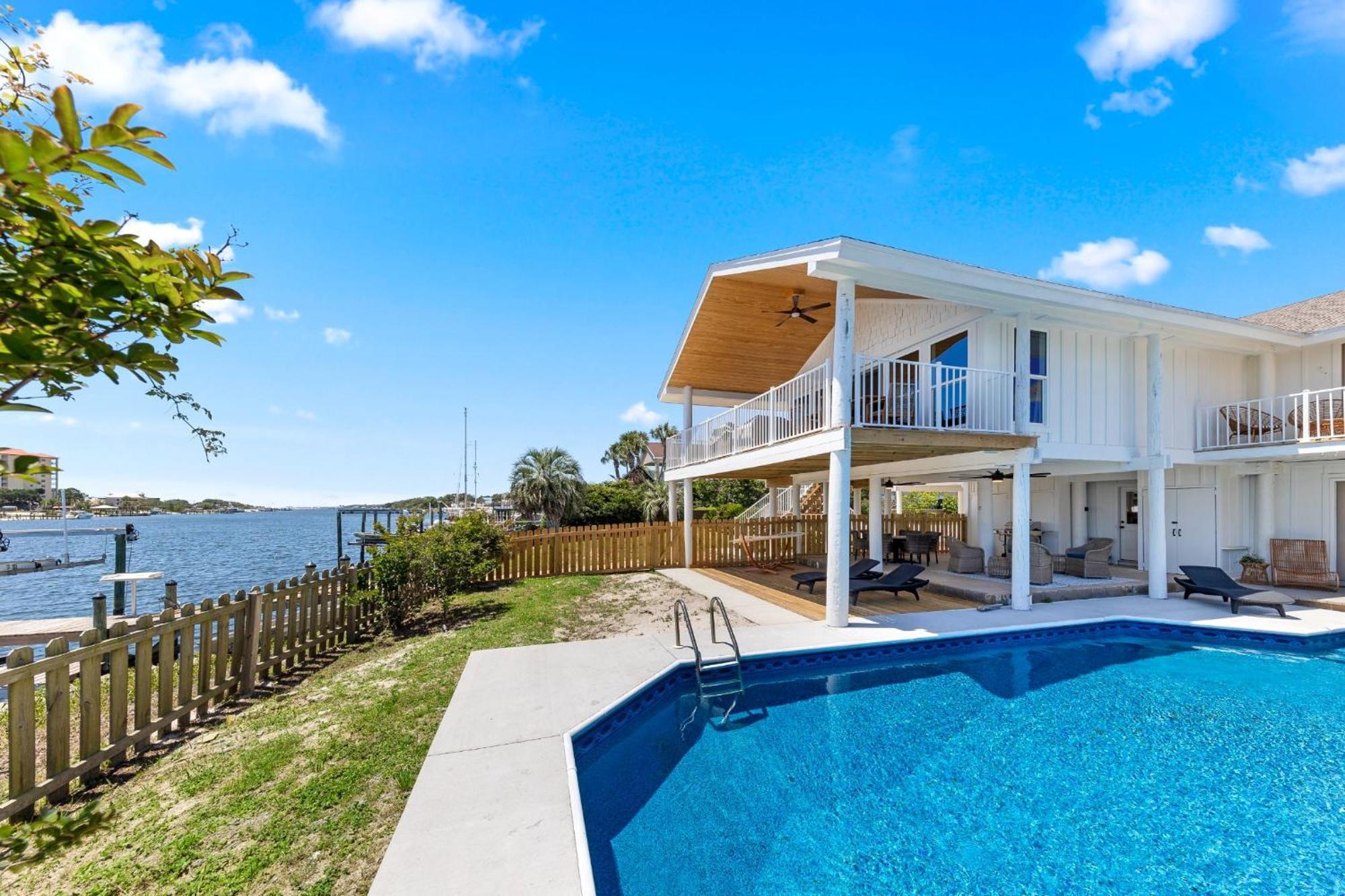 Villa On The Canal At Splash In The Private Pool And Relax By The Canal *