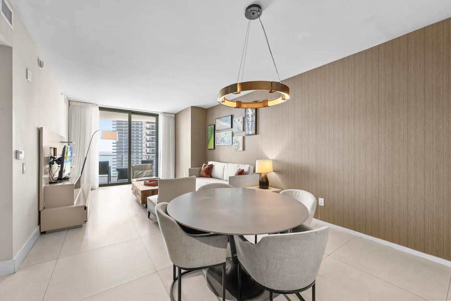 Upscale Comfort And Breathtaking Views At H Hollywood Residences By Zelloo *