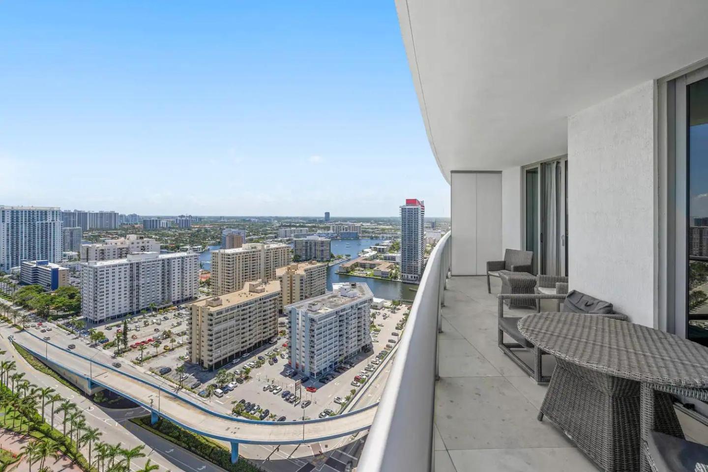Upscale Comfort And Breathtaking Views At H Hollywood Residences By Zelloo Aparthotel Beverley Beach
