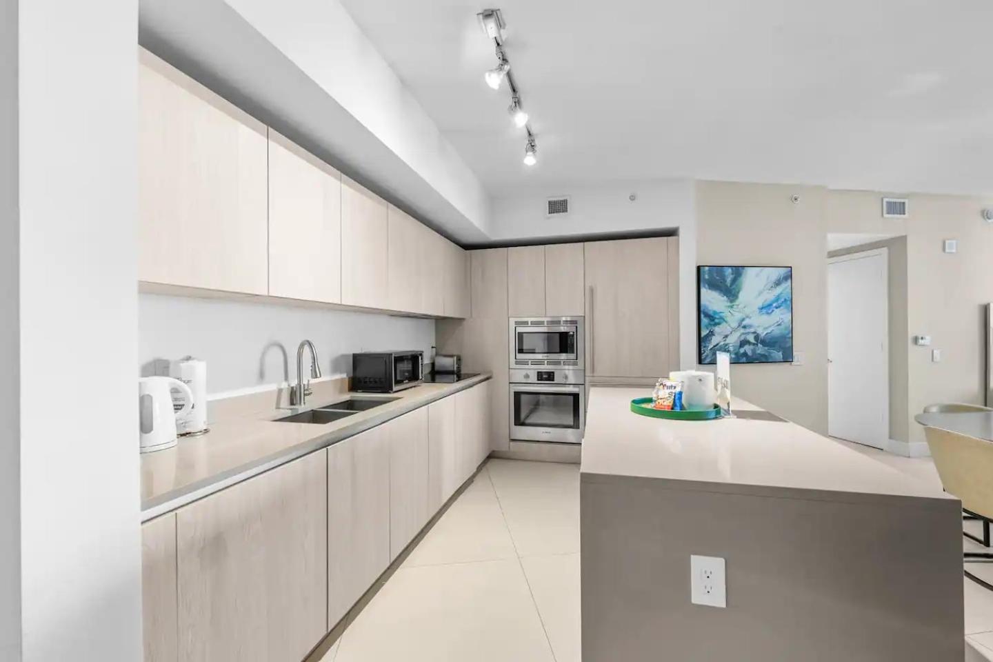 Upscale Comfort And Breathtaking Views At H Hollywood Residences By Zelloo *