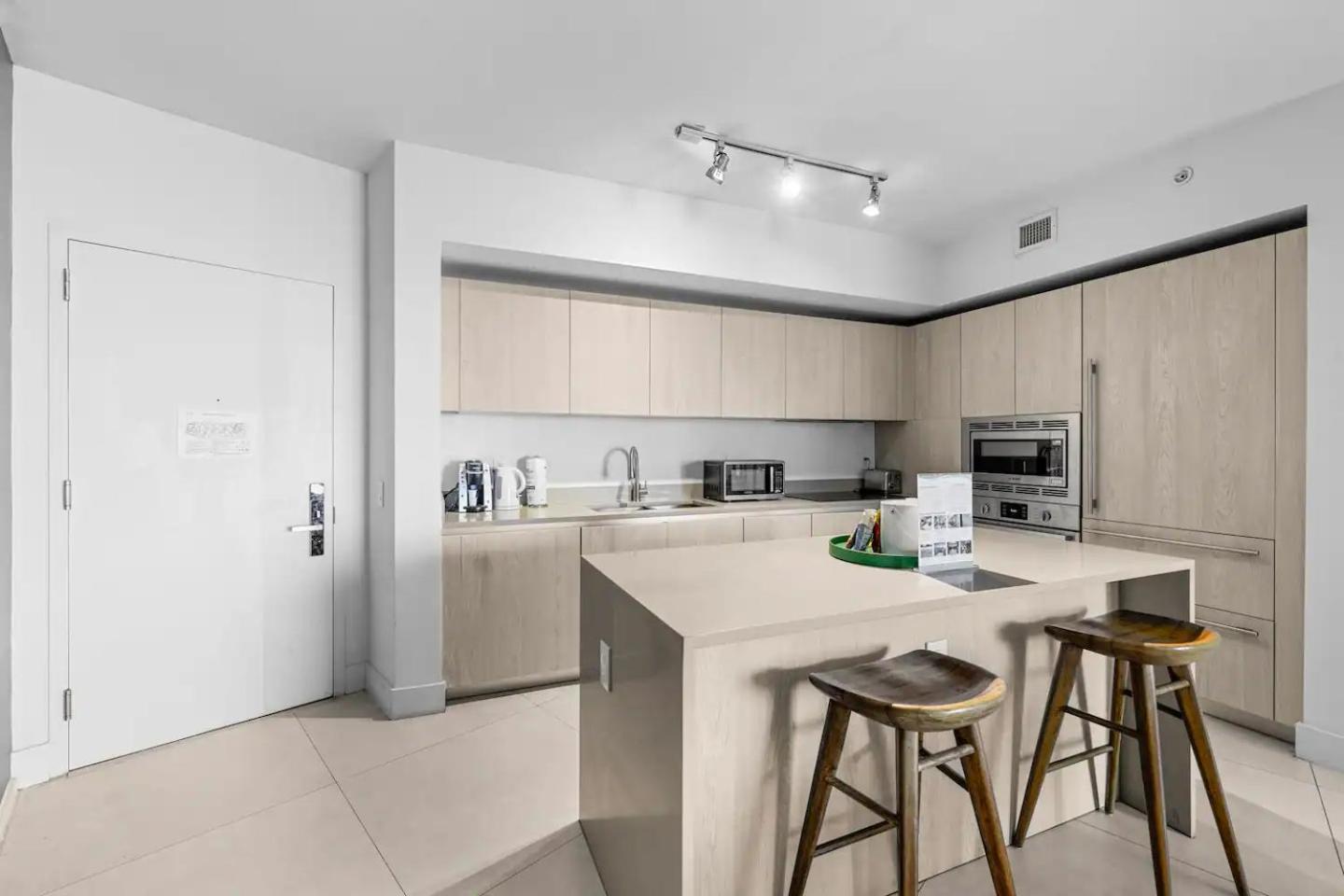 Upscale Comfort And Breathtaking Views At H Hollywood Residences By Zelloo Aparthotel Beverley Beach