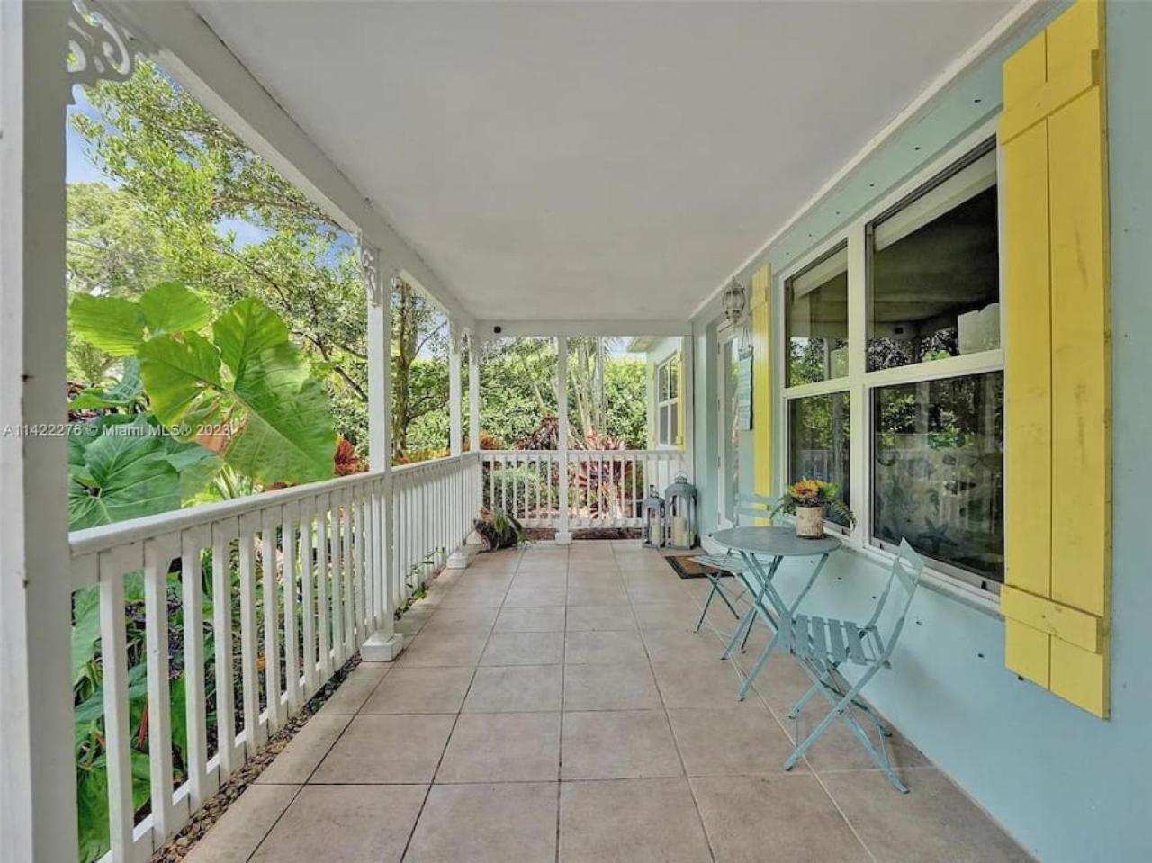 Tropical Oasis - Bbq And Beach-inspired Nook *