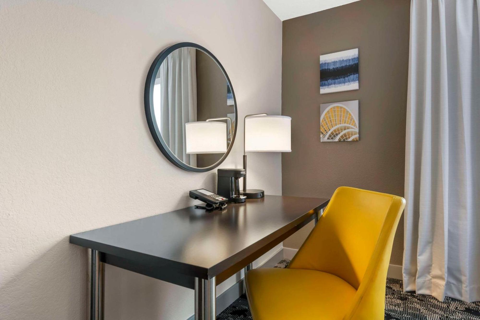 Comfort & Near Universal Resort-convention Ctr