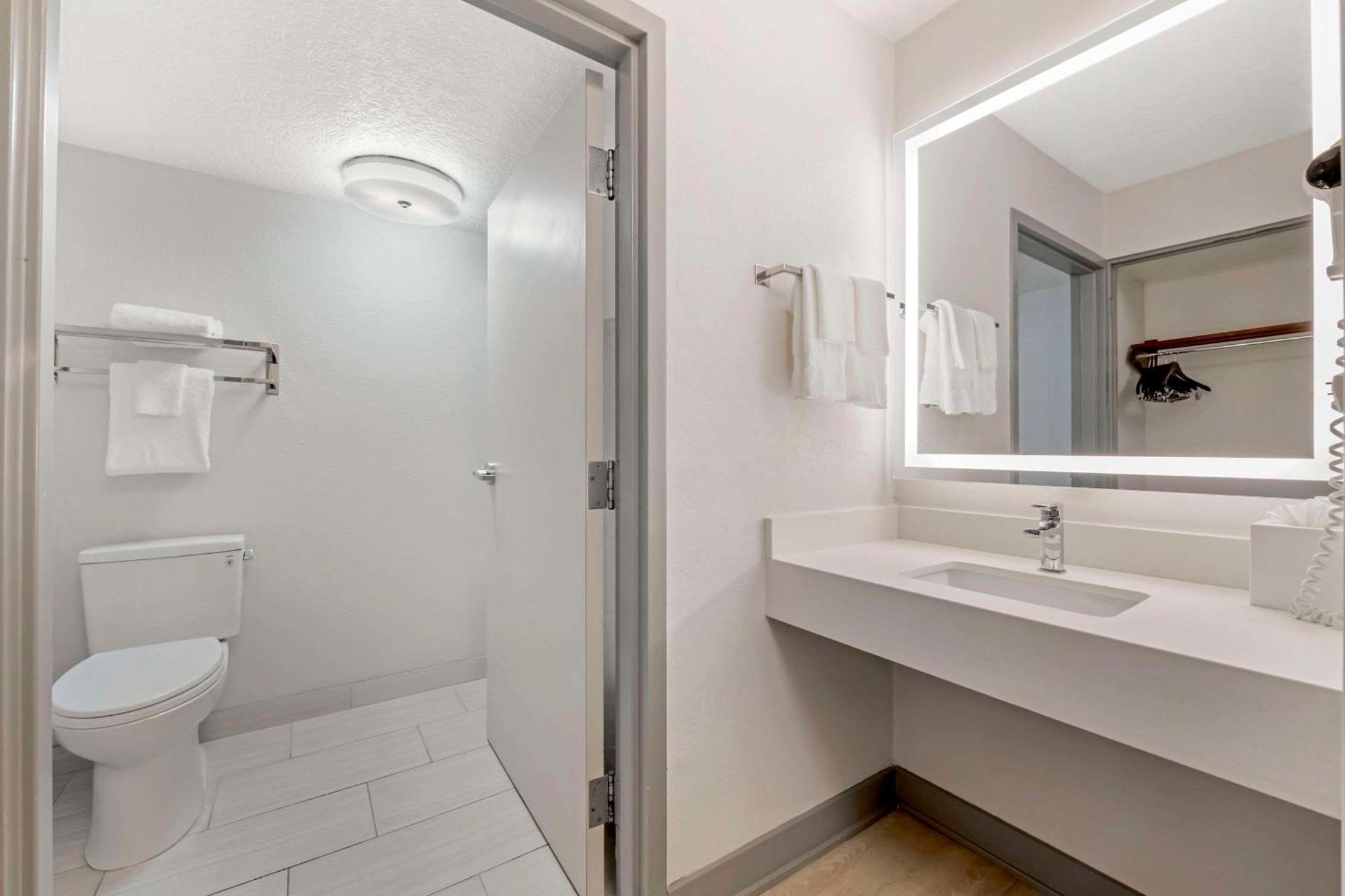 Comfort & Near Universal Resort-convention Ctr