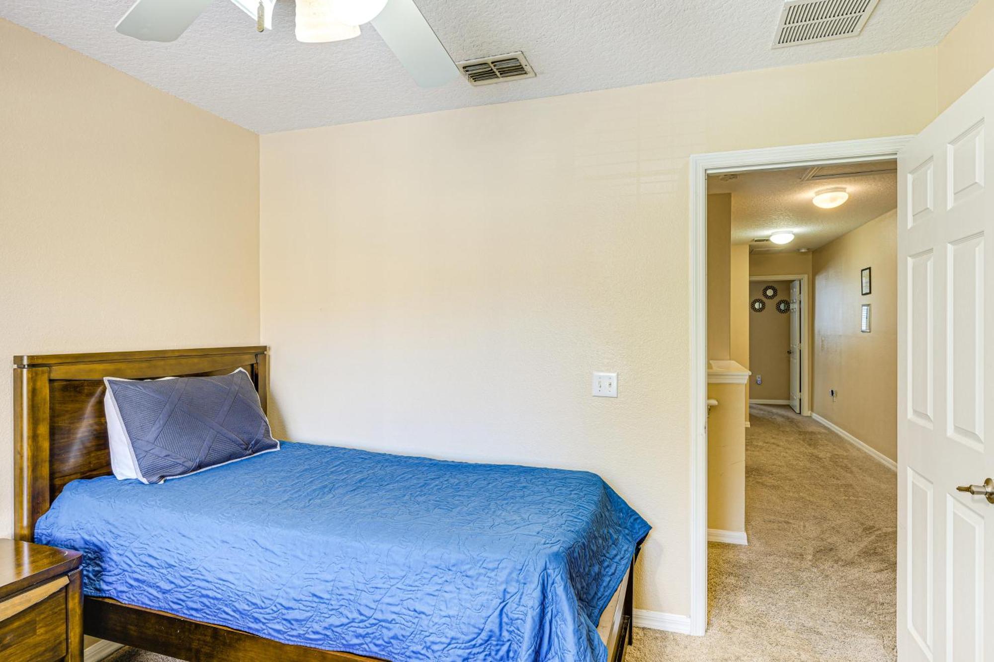 Townhome 4 Mi To World! *
