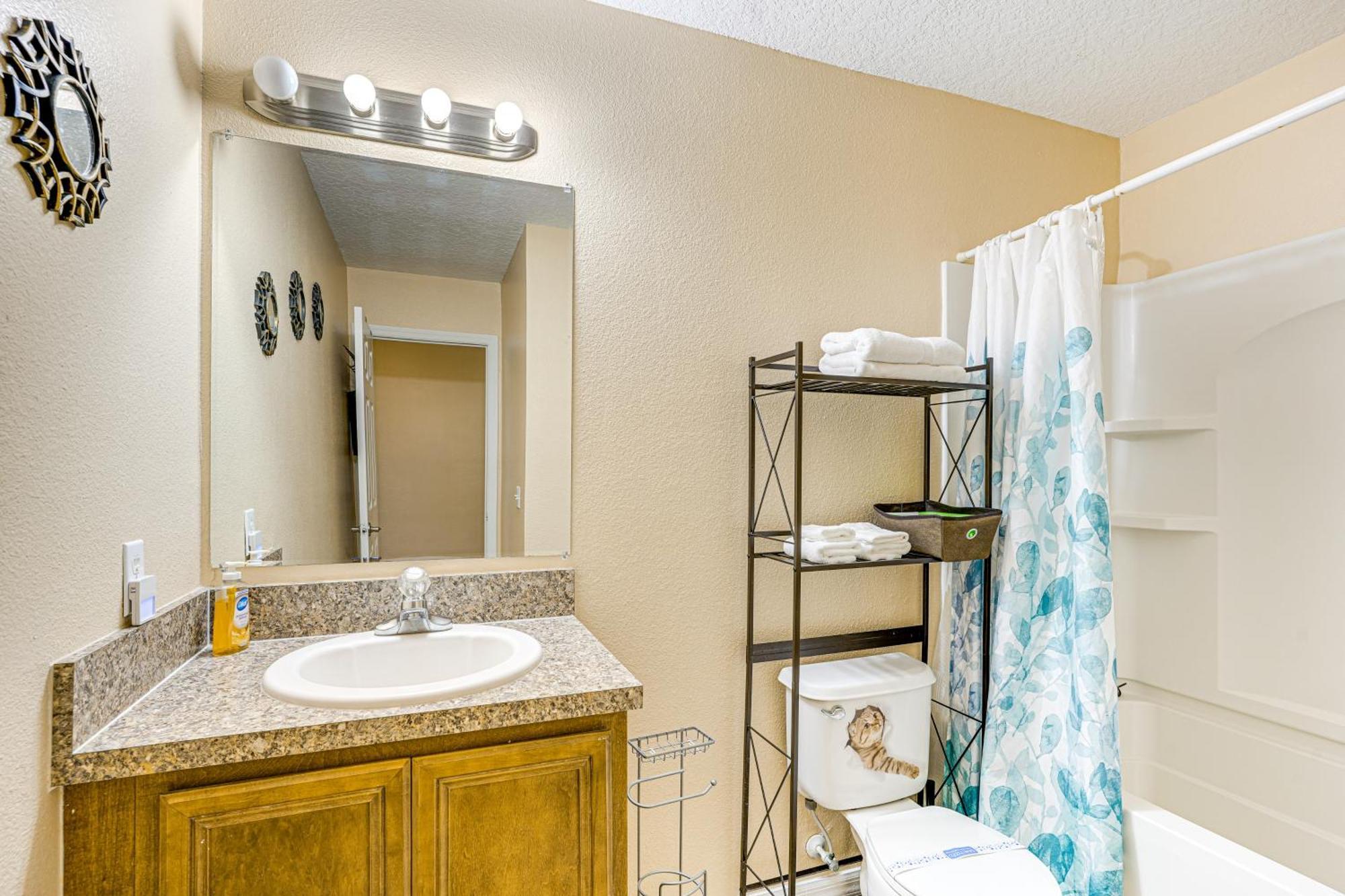 Townhome 4 Mi To World! Holiday home *