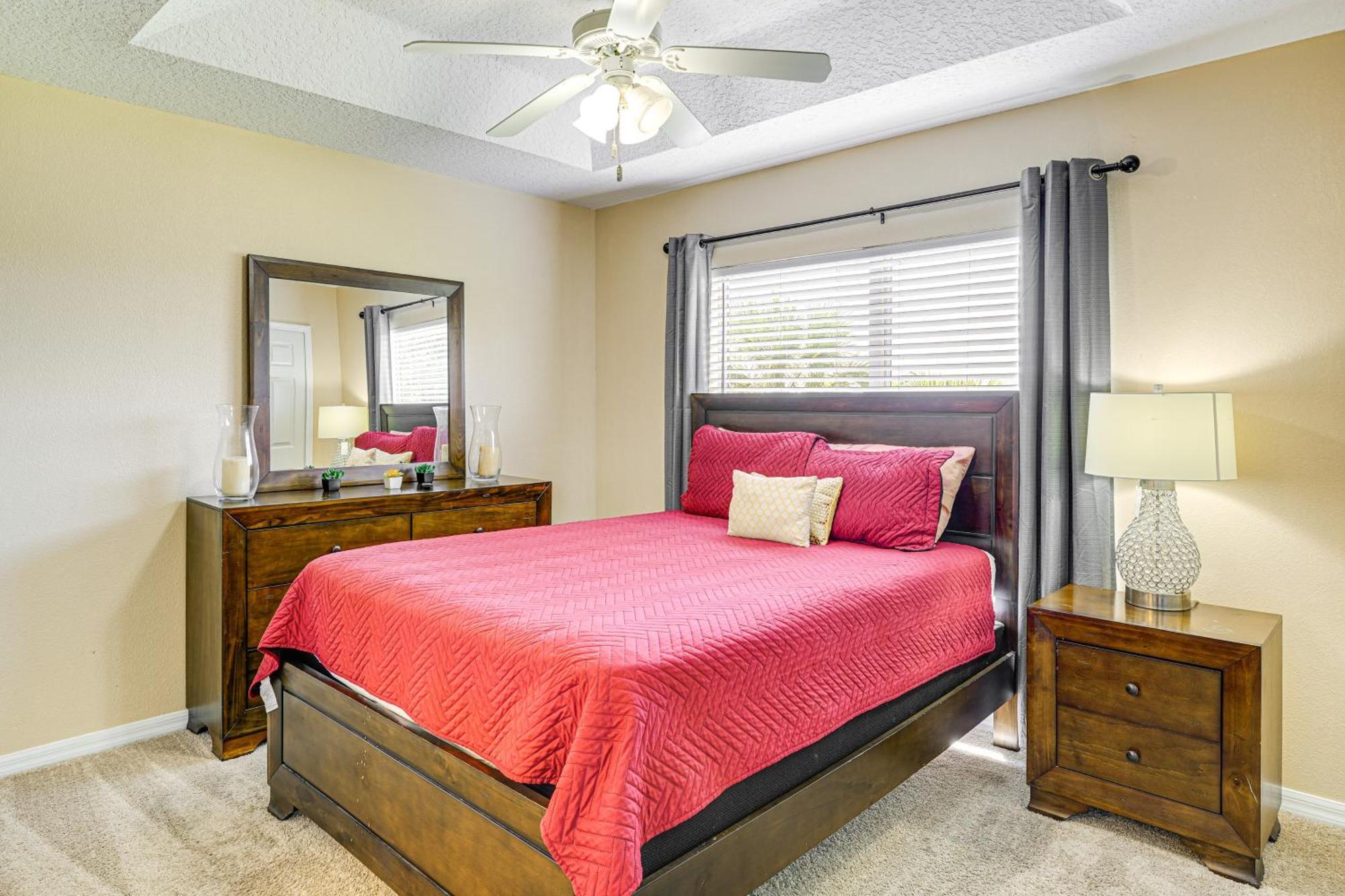 Townhome 4 Mi To World! Holiday home
