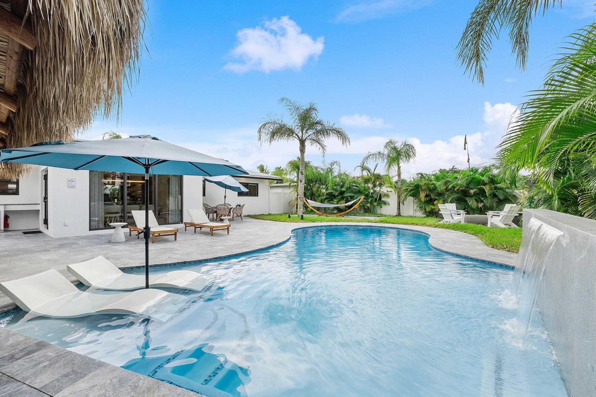 Tiki Hut Paradise Mins To W Fire Pit Holiday home Fort Lauderdale
