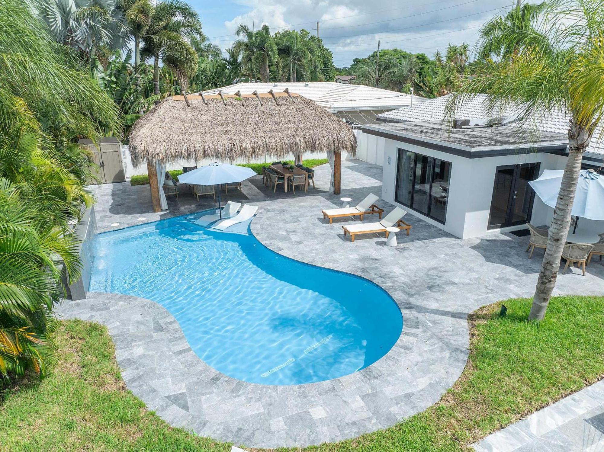 Tiki Hut Paradise Mins To W Fire Pit Holiday home *