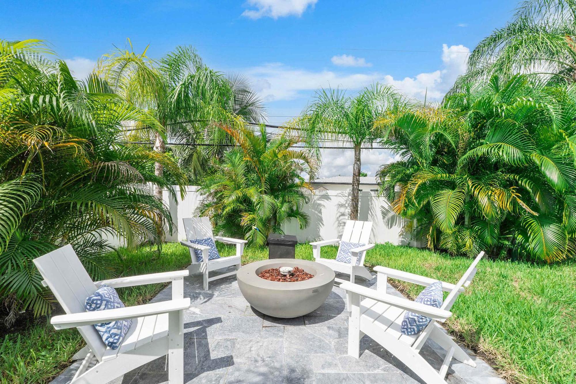 Tiki Hut Paradise Mins To W Fire Pit Holiday home *
