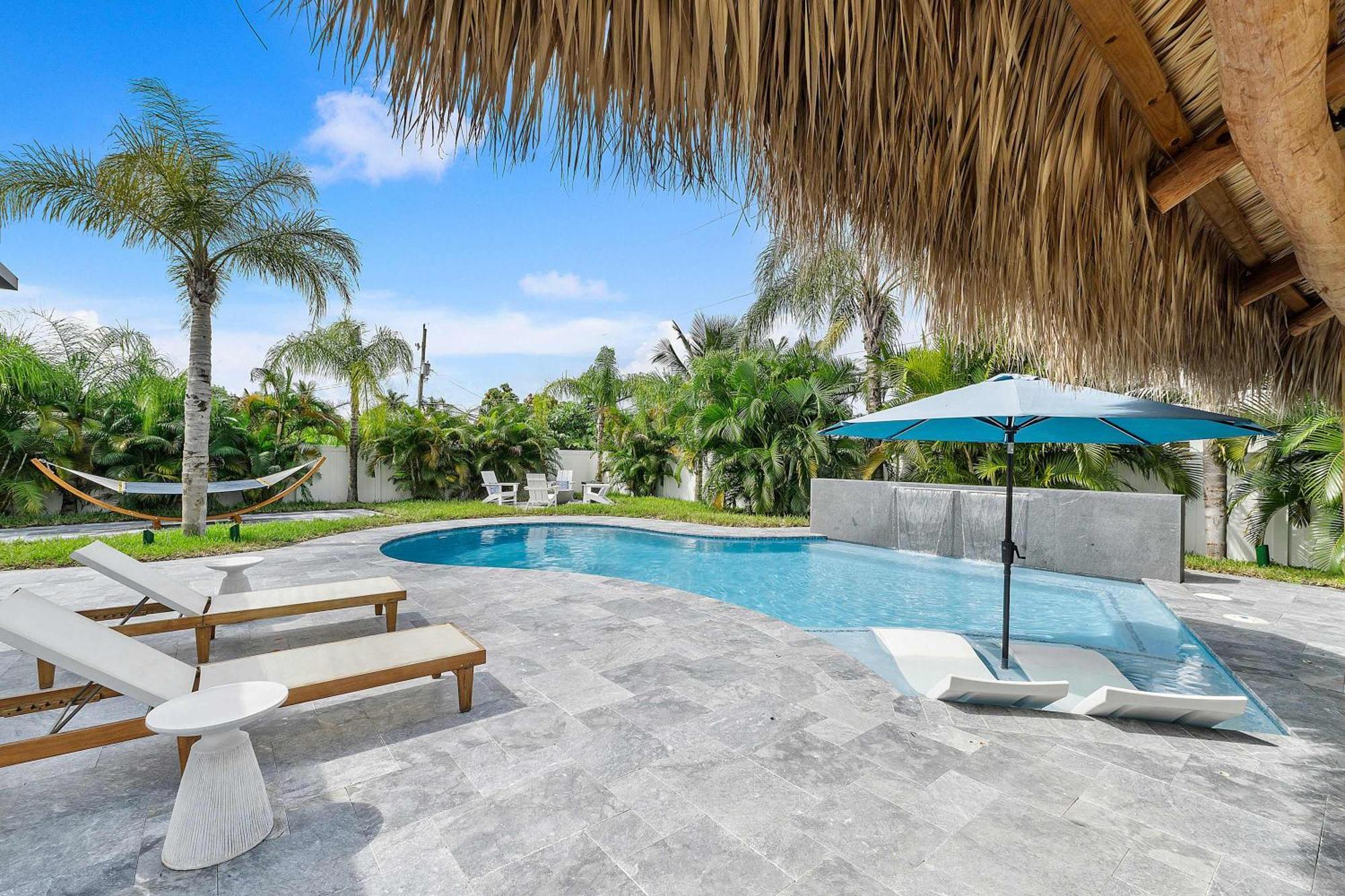 Tiki Hut Paradise Mins To W Fire Pit Holiday home