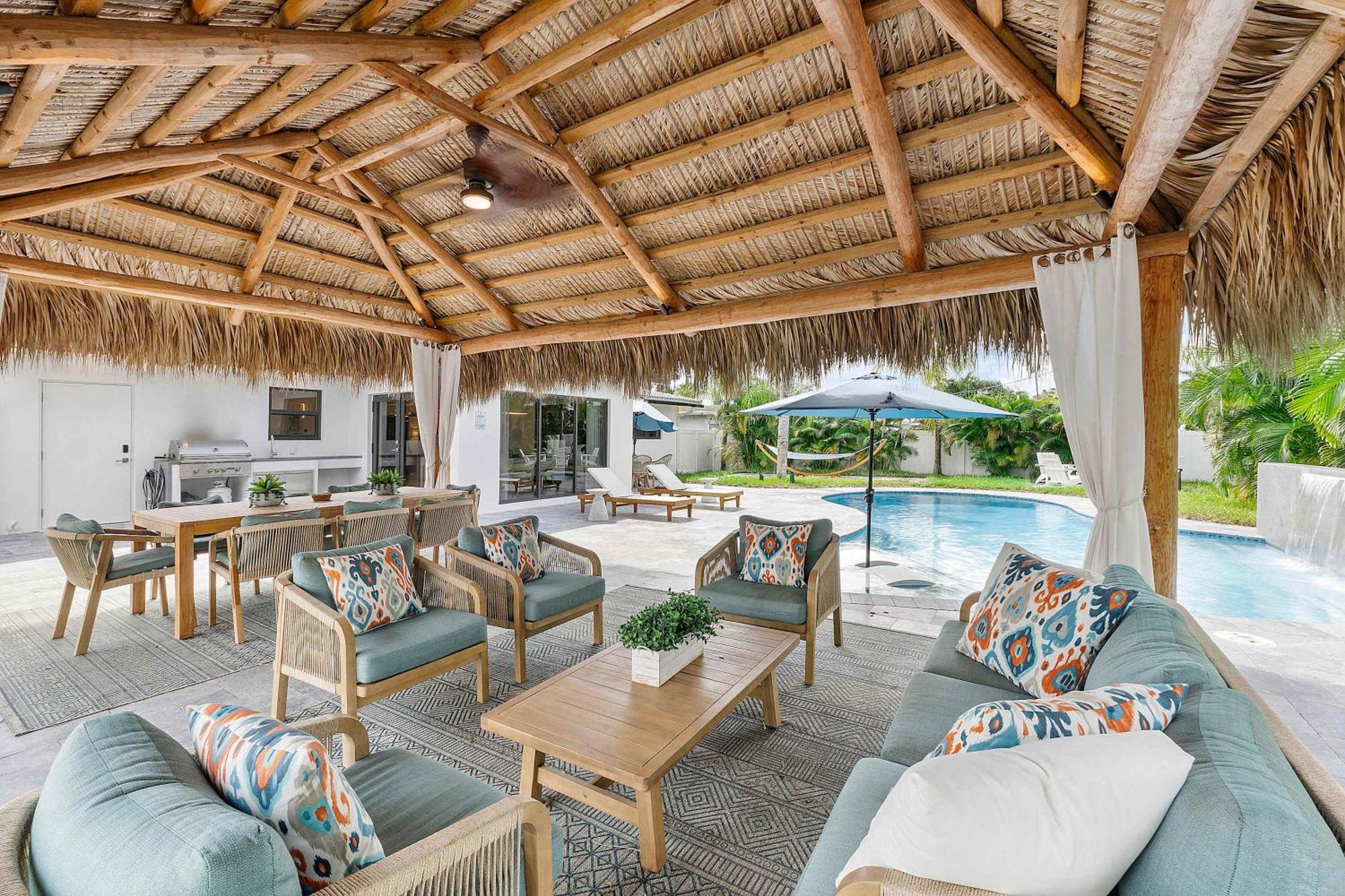 Tiki Hut Paradise Mins To W Fire Pit Holiday home