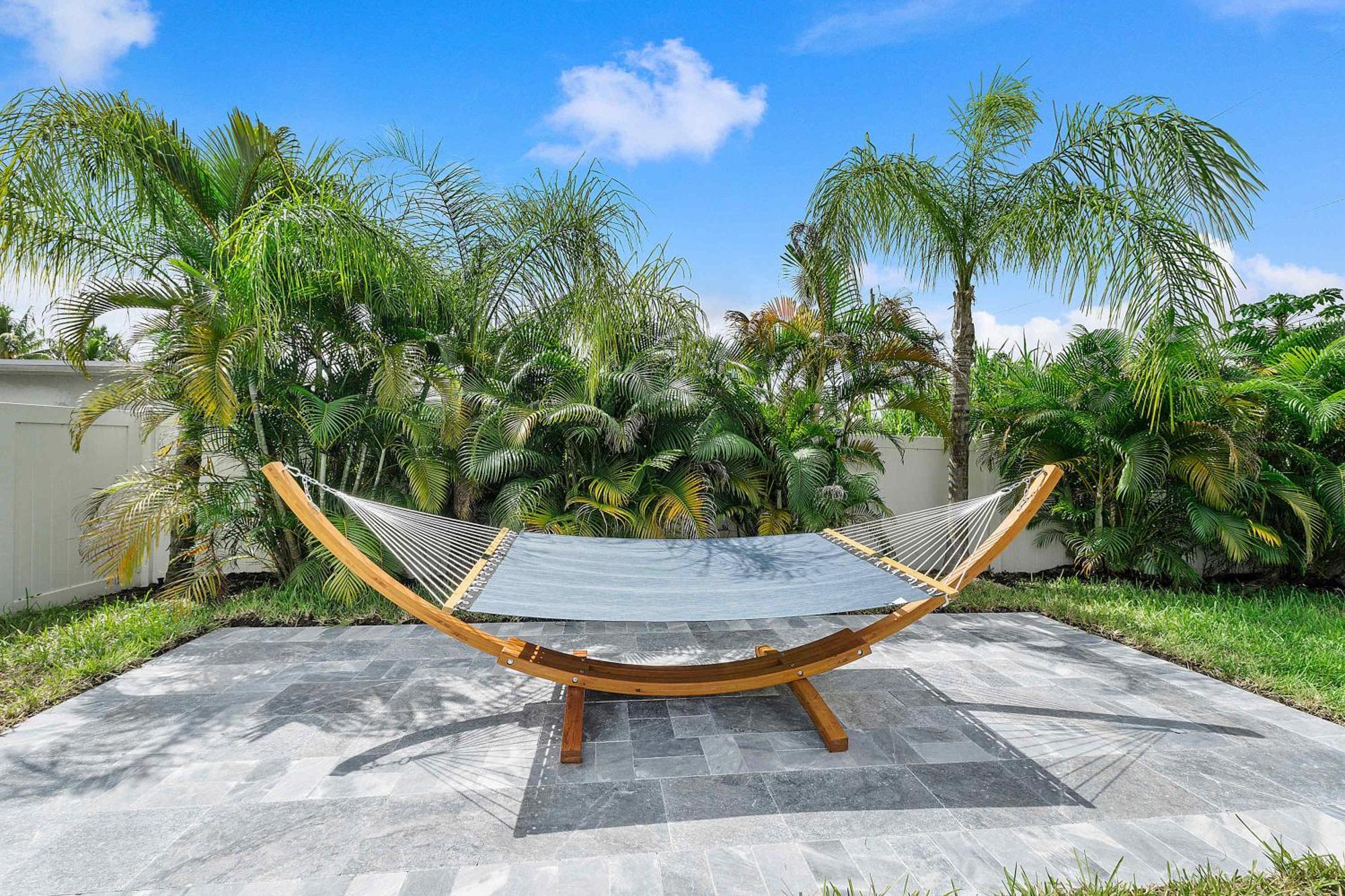 Tiki Hut Paradise Mins To W Fire Pit Holiday home