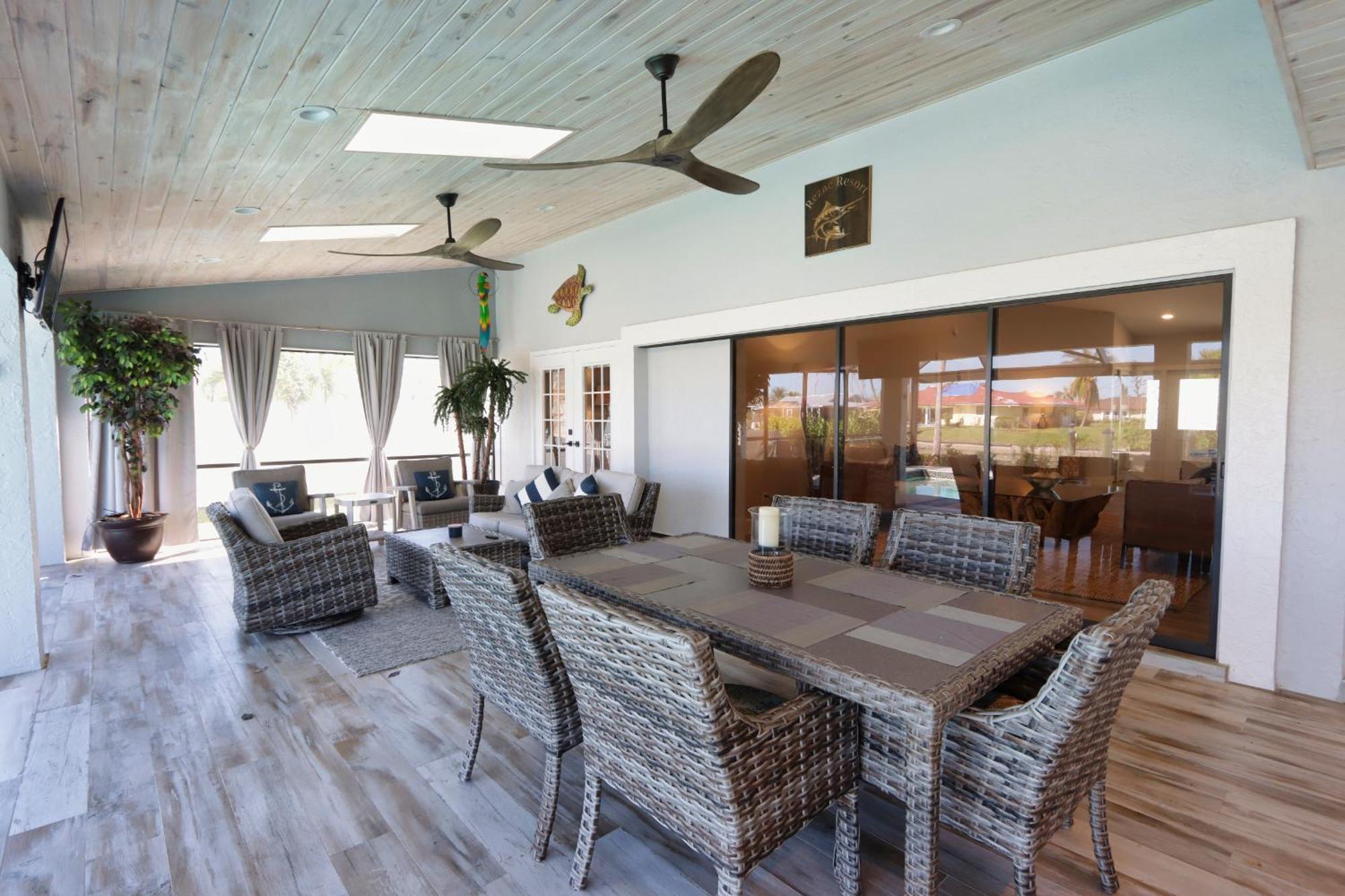 Boat Dock, Luxurious Pool, Gorgeous - Escape To The Cape * Cape Coral
