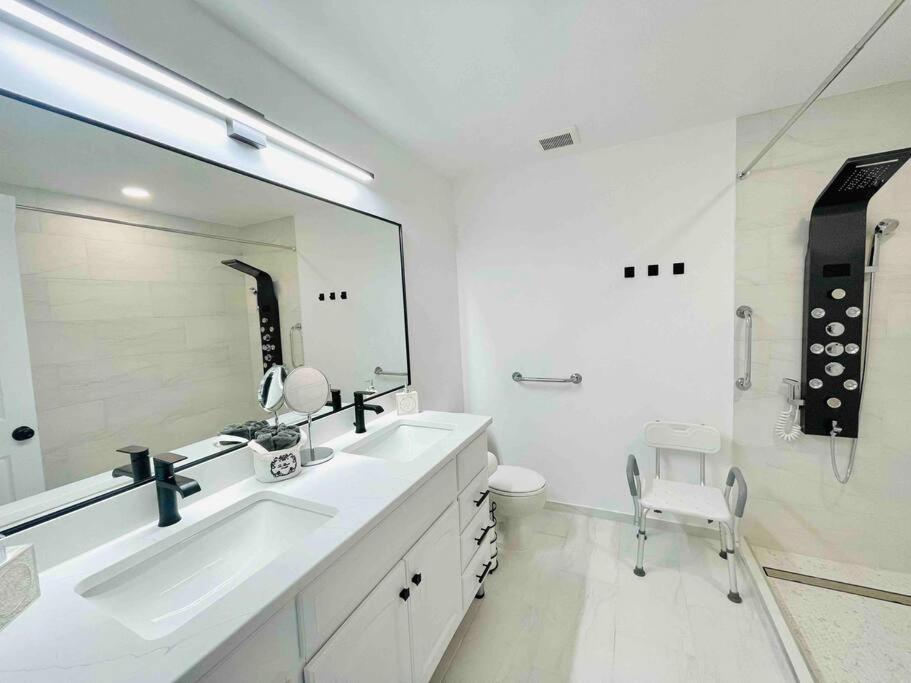 Retreat Accessible With Jacuzzi Largo