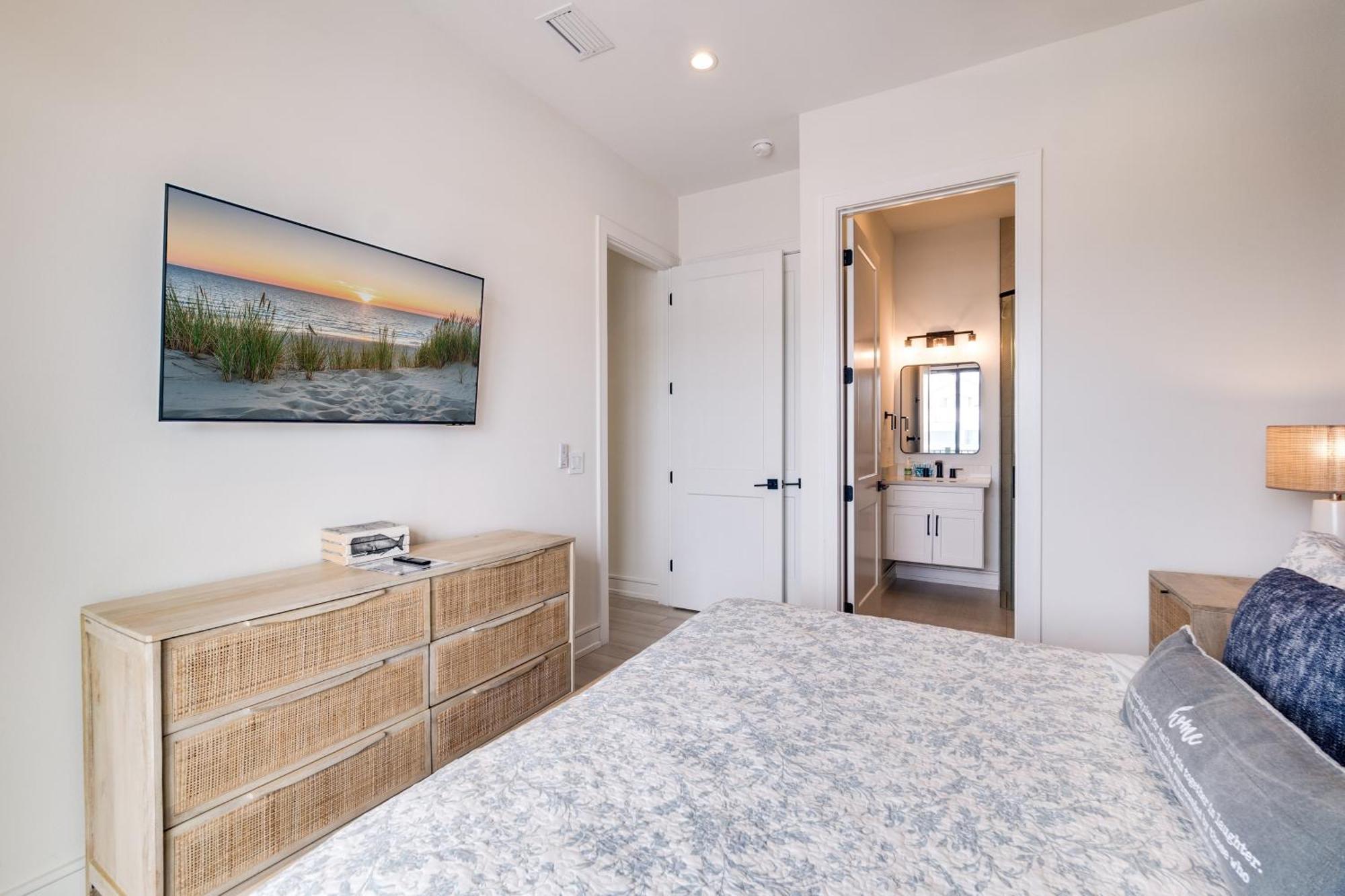 Swanky Bubbles, 9 Beds, 11 Bathrooms, Pet-friendly With A Rooftop Deck And Steps Away To The Beach! *