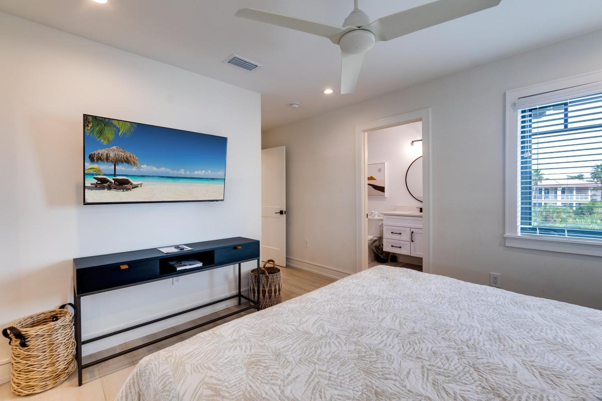 Swanky Bubbles, 9 Beds, 11 Bathrooms, Pet-friendly With A Rooftop Deck And Steps Away To The Beach! * Holmes Beach