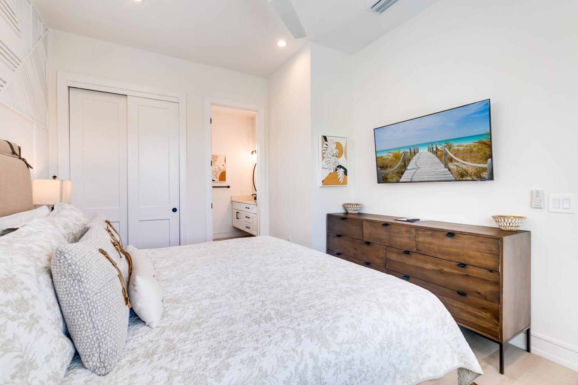 Holiday home Swanky Bubbles, 9 Beds, 11 Bathrooms, Pet-friendly With A Rooftop Deck And Steps Away To The Beach!