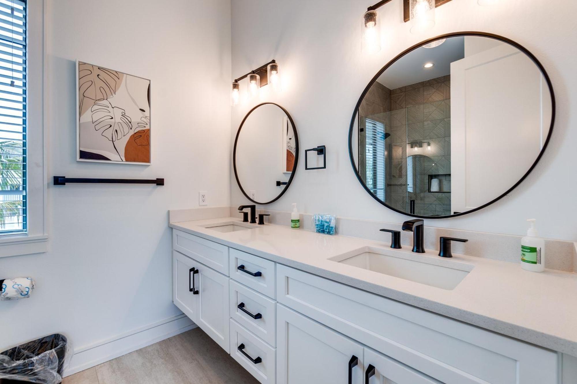 Swanky Bubbles, 9 Beds, 11 Bathrooms, Pet-friendly With A Rooftop Deck And Steps Away To The Beach! Holiday home Holmes Beach