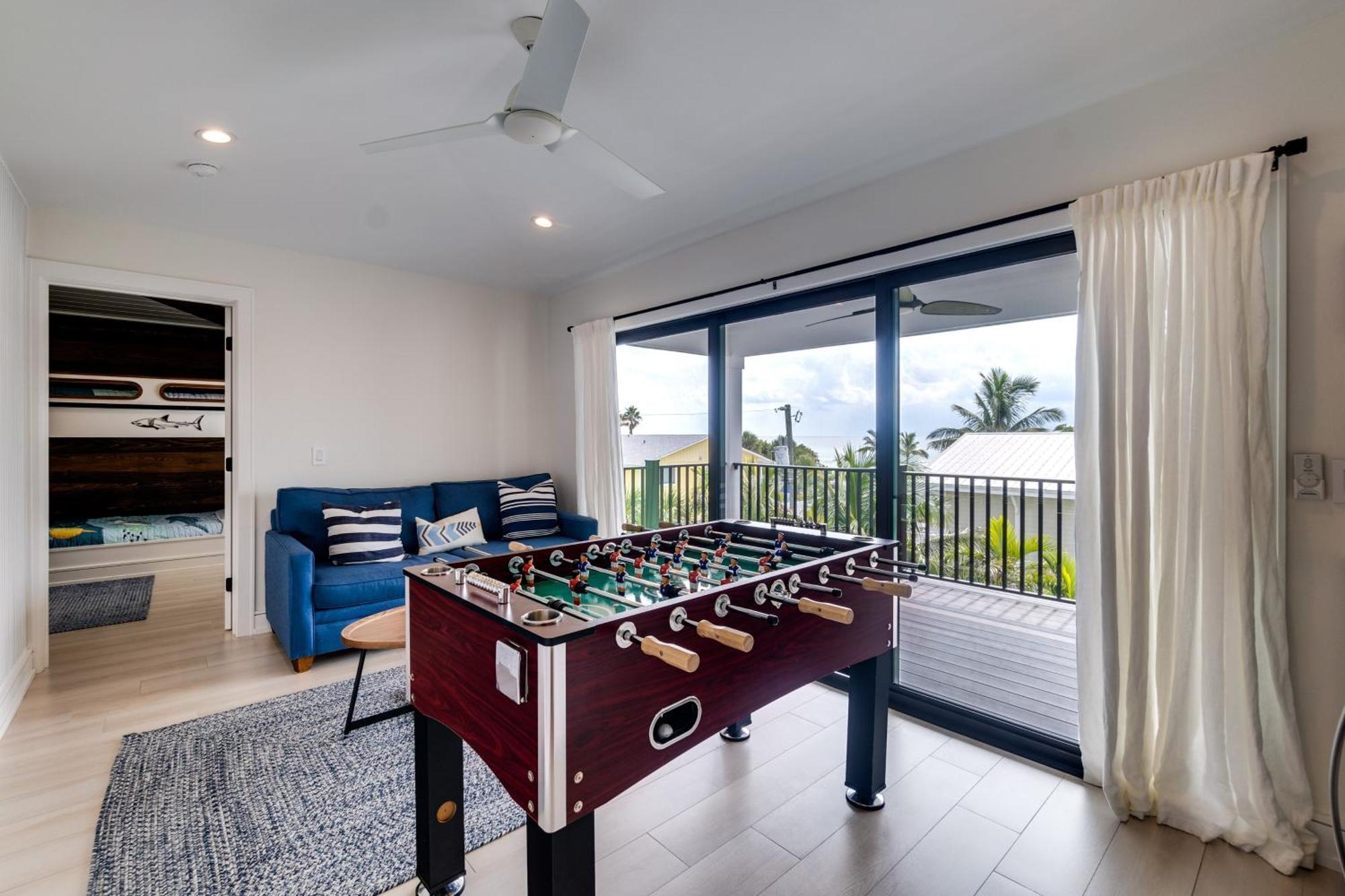 Swanky Bubbles, 9 Beds, 11 Bathrooms, Pet-friendly With A Rooftop Deck And Steps Away To The Beach! Holiday home *