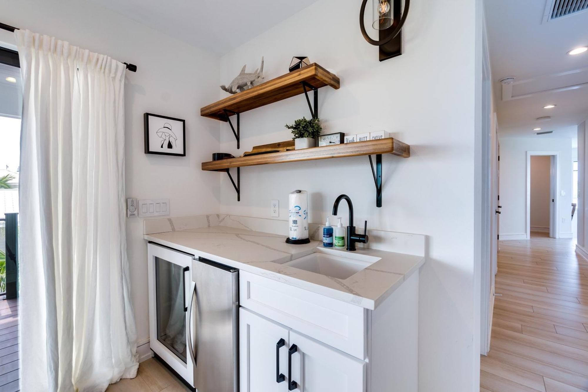 Holiday home Swanky Bubbles, 9 Beds, 11 Bathrooms, Pet-friendly With A Rooftop Deck And Steps Away To The Beach! *