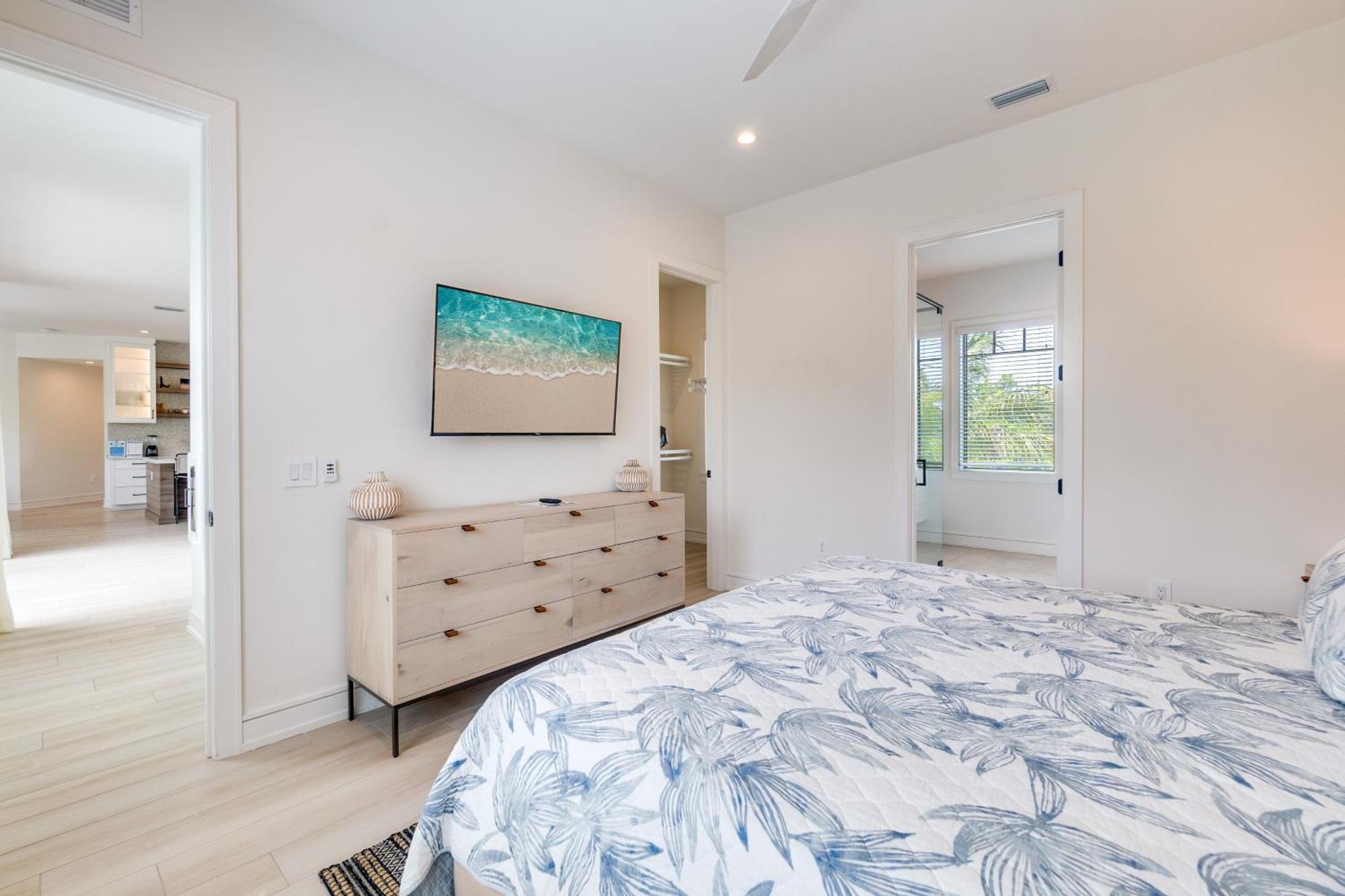 Swanky Bubbles, 9 Beds, 11 Bathrooms, Pet-friendly With A Rooftop Deck And Steps Away To The Beach! Holiday home Holmes Beach