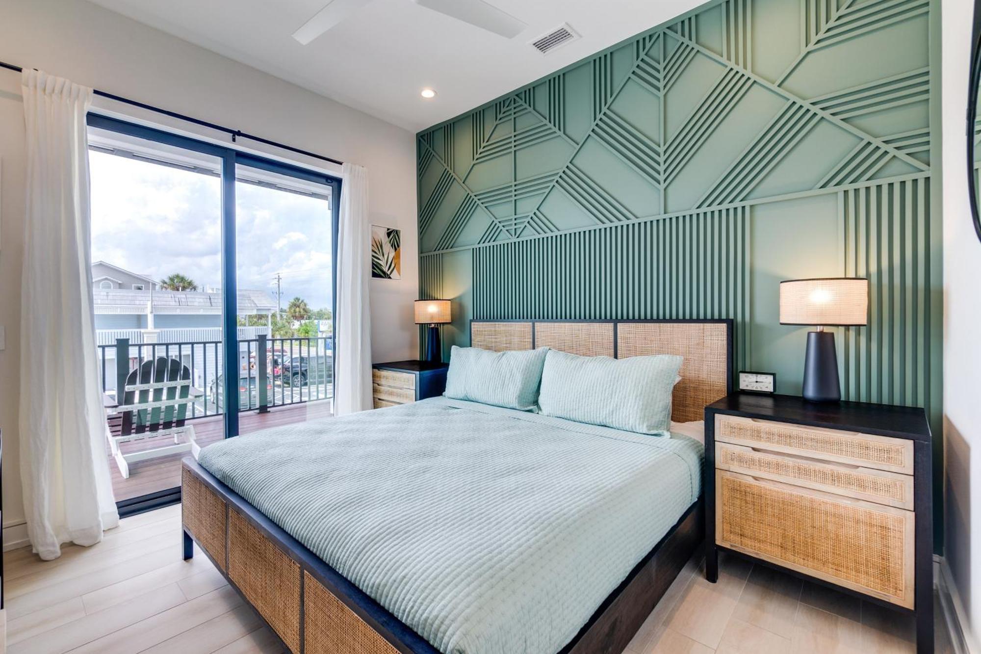 Swanky Bubbles, 9 Beds, 11 Bathrooms, Pet-friendly With A Rooftop Deck And Steps Away To The Beach! Holmes Beach
