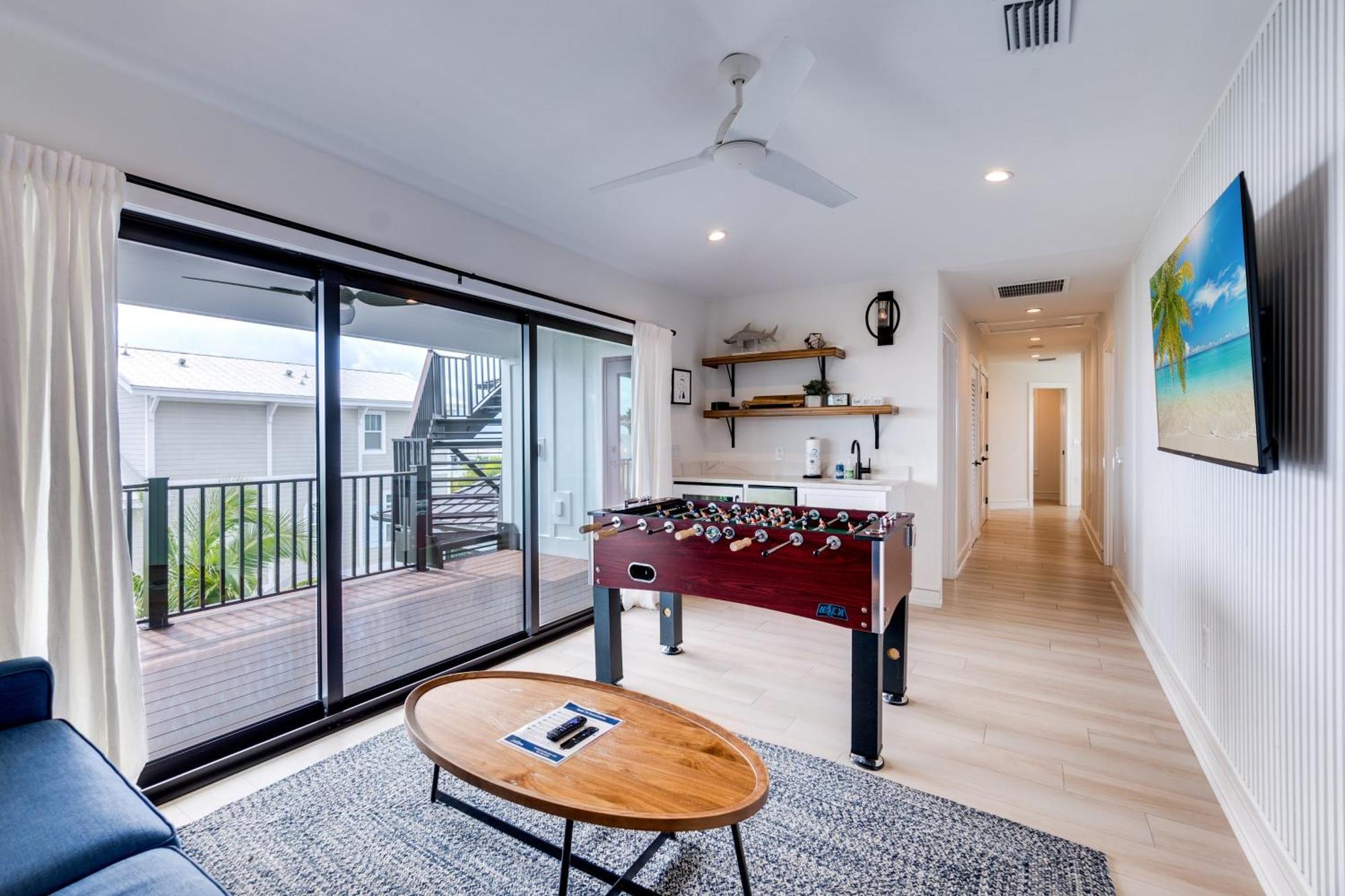 Swanky Bubbles, 9 Beds, 11 Bathrooms, Pet-friendly With A Rooftop Deck And Steps Away To The Beach!