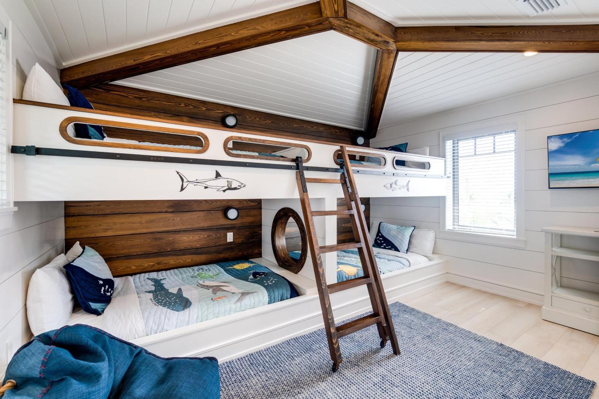 Holiday home Swanky Bubbles, 9 Beds, 11 Bathrooms, Pet-friendly With A Rooftop Deck And Steps Away To The Beach!