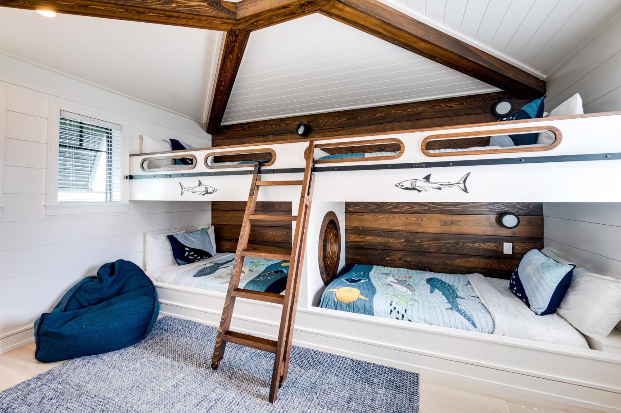 Swanky Bubbles, 9 Beds, 11 Bathrooms, Pet-friendly With A Rooftop Deck And Steps Away To The Beach! Holiday home *
