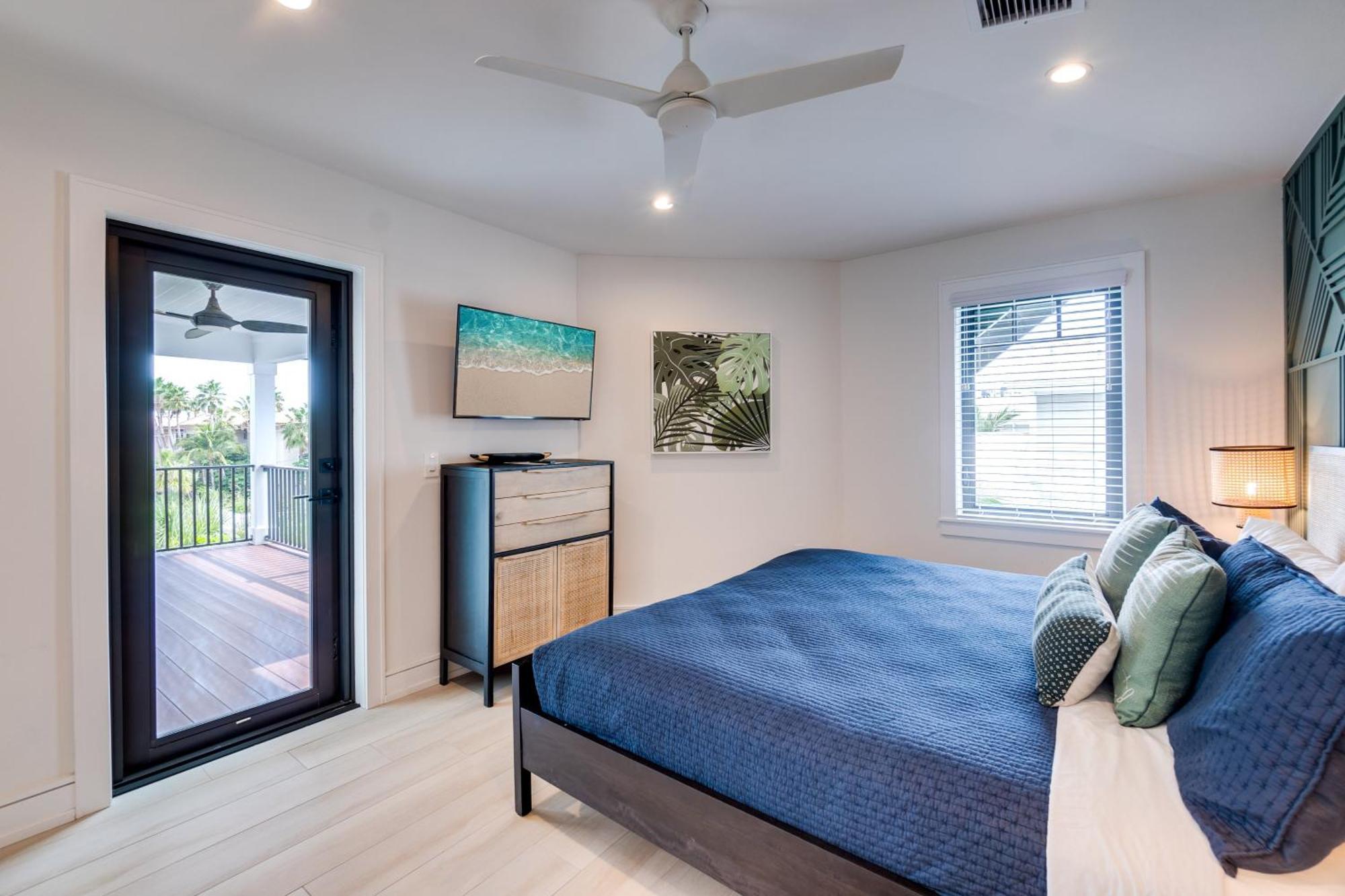 Swanky Bubbles, 9 Beds, 11 Bathrooms, Pet-friendly With A Rooftop Deck And Steps Away To The Beach! Holmes Beach