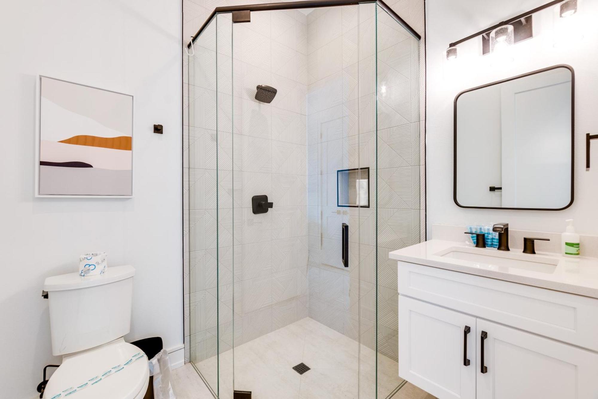 Swanky Bubbles, 9 Beds, 11 Bathrooms, Pet-friendly With A Rooftop Deck And Steps Away To The Beach! Holiday home *
