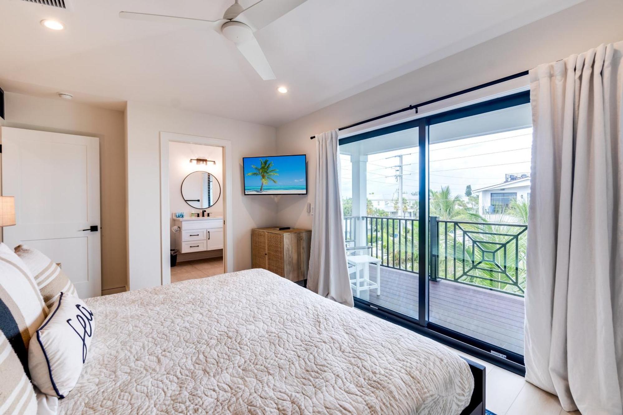 Swanky Bubbles, 9 Beds, 11 Bathrooms, Pet-friendly With A Rooftop Deck And Steps Away To The Beach! Holiday home *