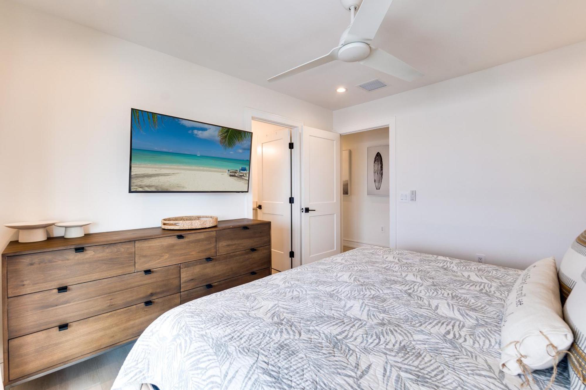 Swanky Bubbles, 9 Beds, 11 Bathrooms, Pet-friendly With A Rooftop Deck And Steps Away To The Beach! Holiday home Holmes Beach