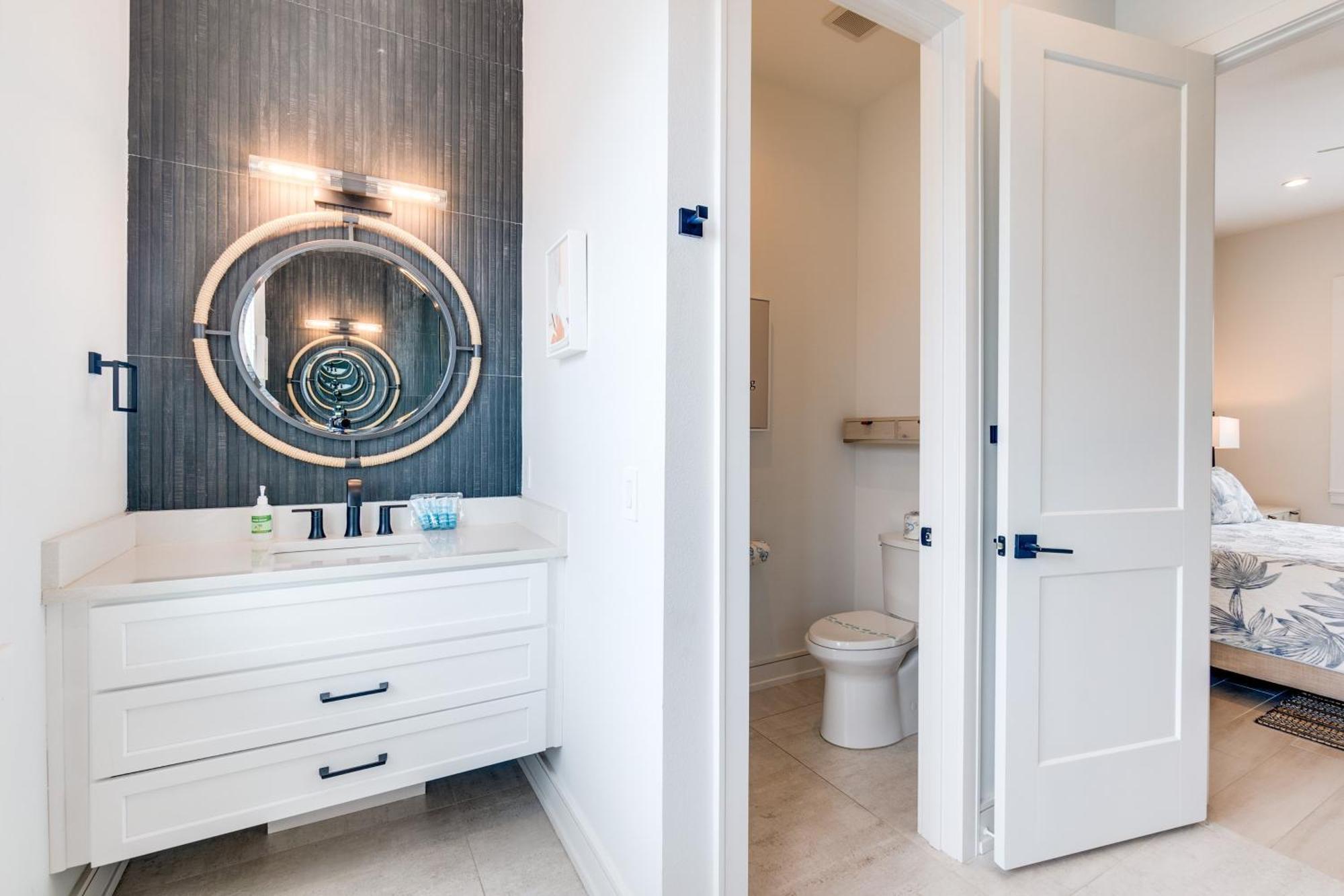 Holiday home Swanky Bubbles, 9 Beds, 11 Bathrooms, Pet-friendly With A Rooftop Deck And Steps Away To The Beach! Holmes Beach