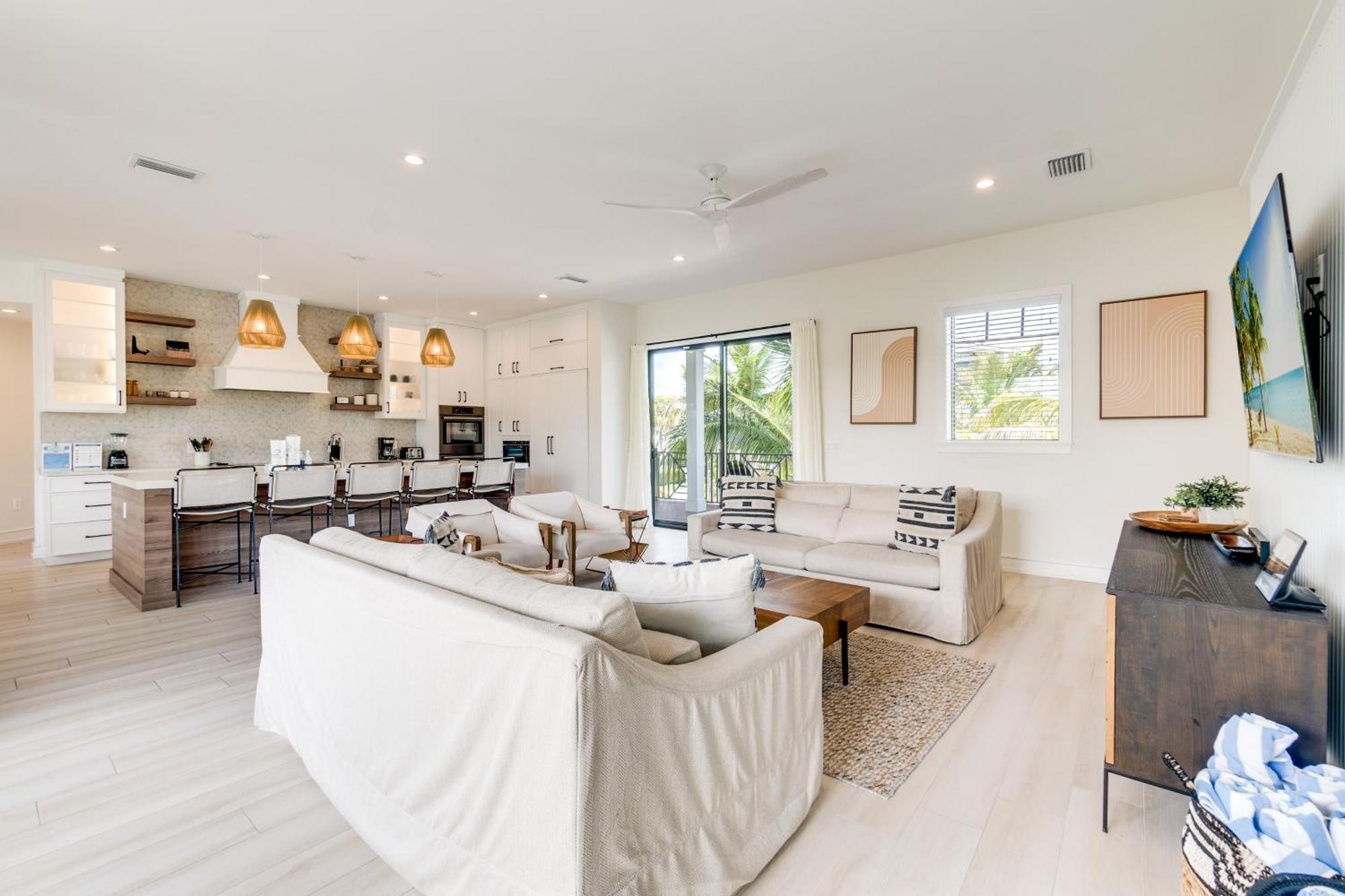 Swanky Bubbles, 9 Beds, 11 Bathrooms, Pet-friendly With A Rooftop Deck And Steps Away To The Beach! Holiday home