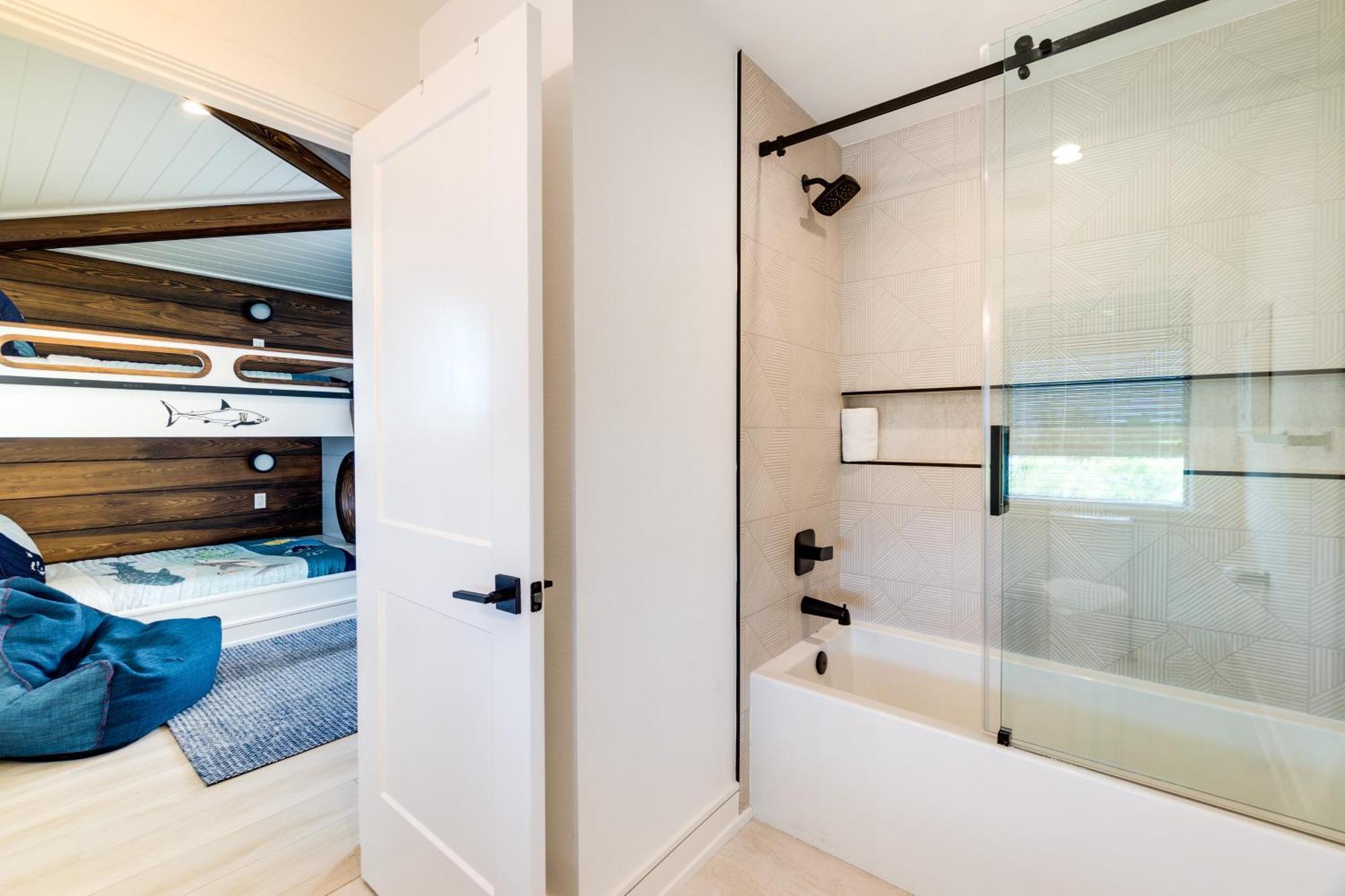 Holiday home Swanky Bubbles, 9 Beds, 11 Bathrooms, Pet-friendly With A Rooftop Deck And Steps Away To The Beach!