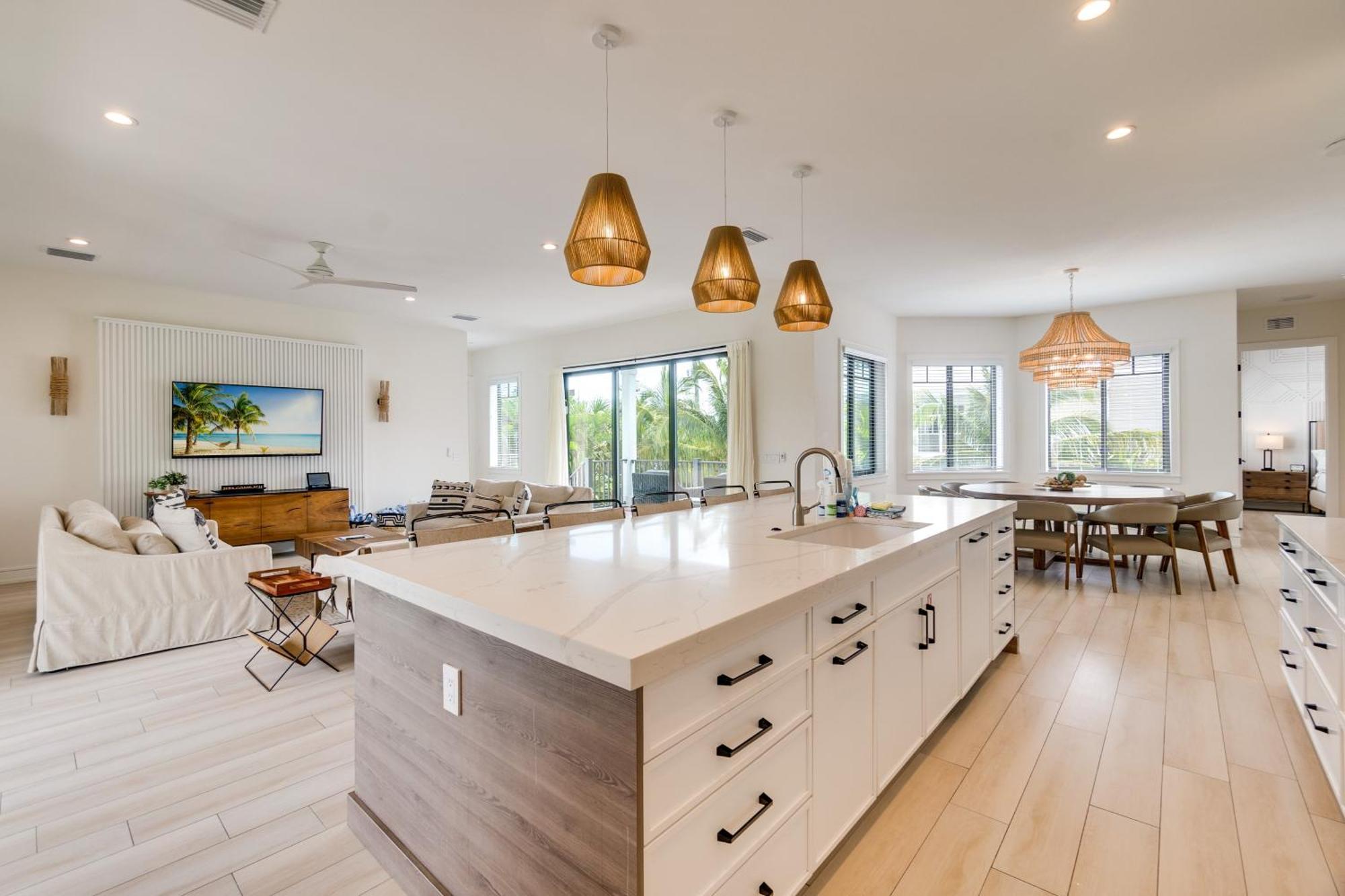 Holiday home Swanky Bubbles, 9 Beds, 11 Bathrooms, Pet-friendly With A Rooftop Deck And Steps Away To The Beach! *