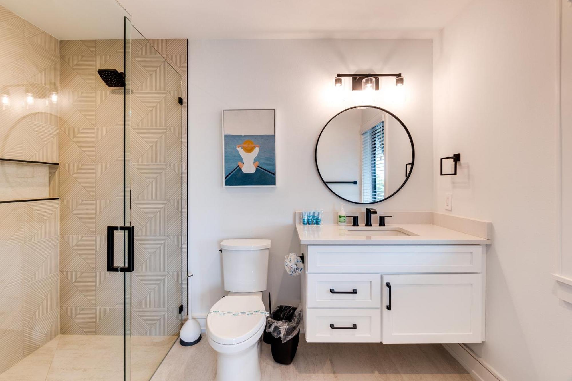 Swanky Bubbles, 9 Beds, 11 Bathrooms, Pet-friendly With A Rooftop Deck And Steps Away To The Beach! Holiday home