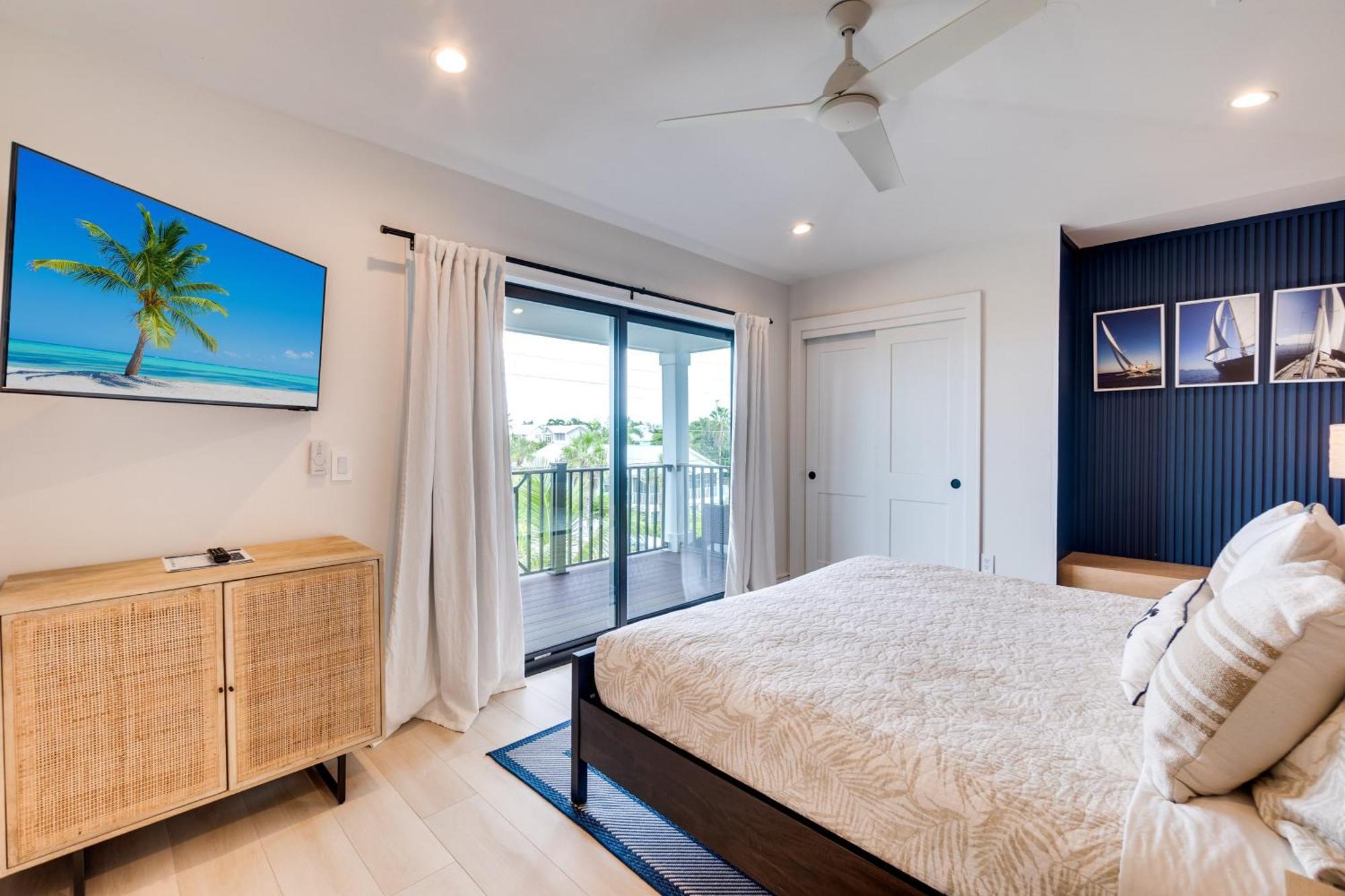 Swanky Bubbles, 9 Beds, 11 Bathrooms, Pet-friendly With A Rooftop Deck And Steps Away To The Beach! Holmes Beach